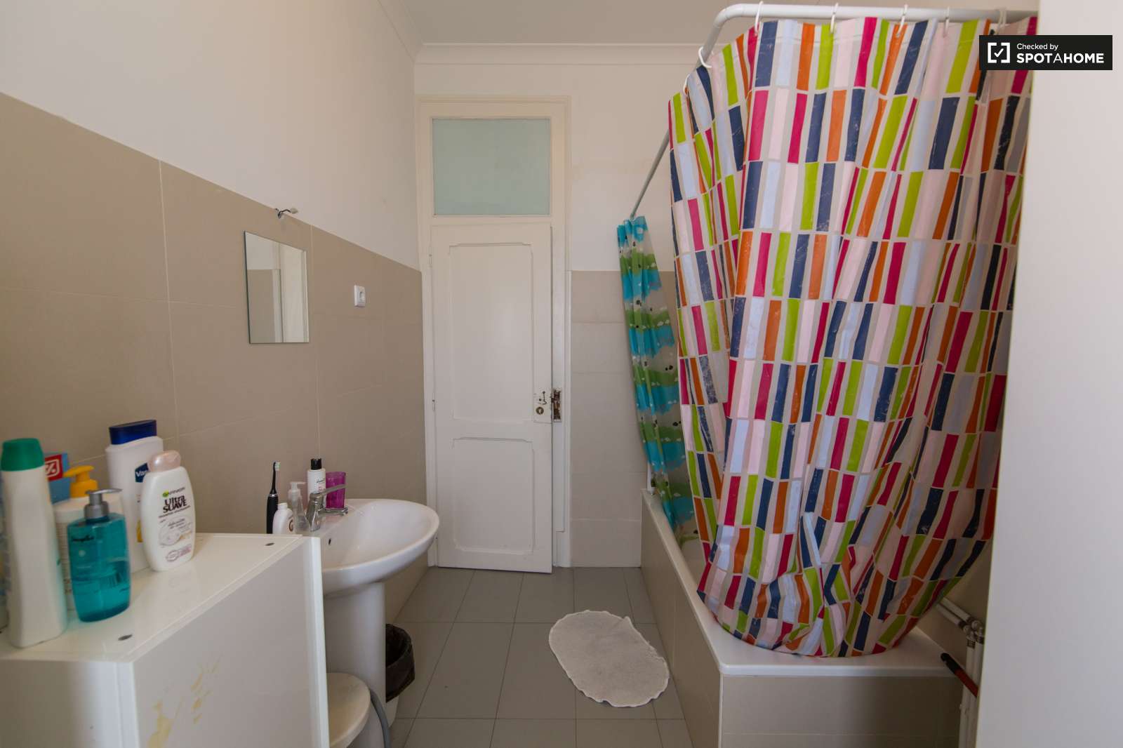 Double bed in Rooms for rent in modern 7-bedroom apartment in Avenidas Novas