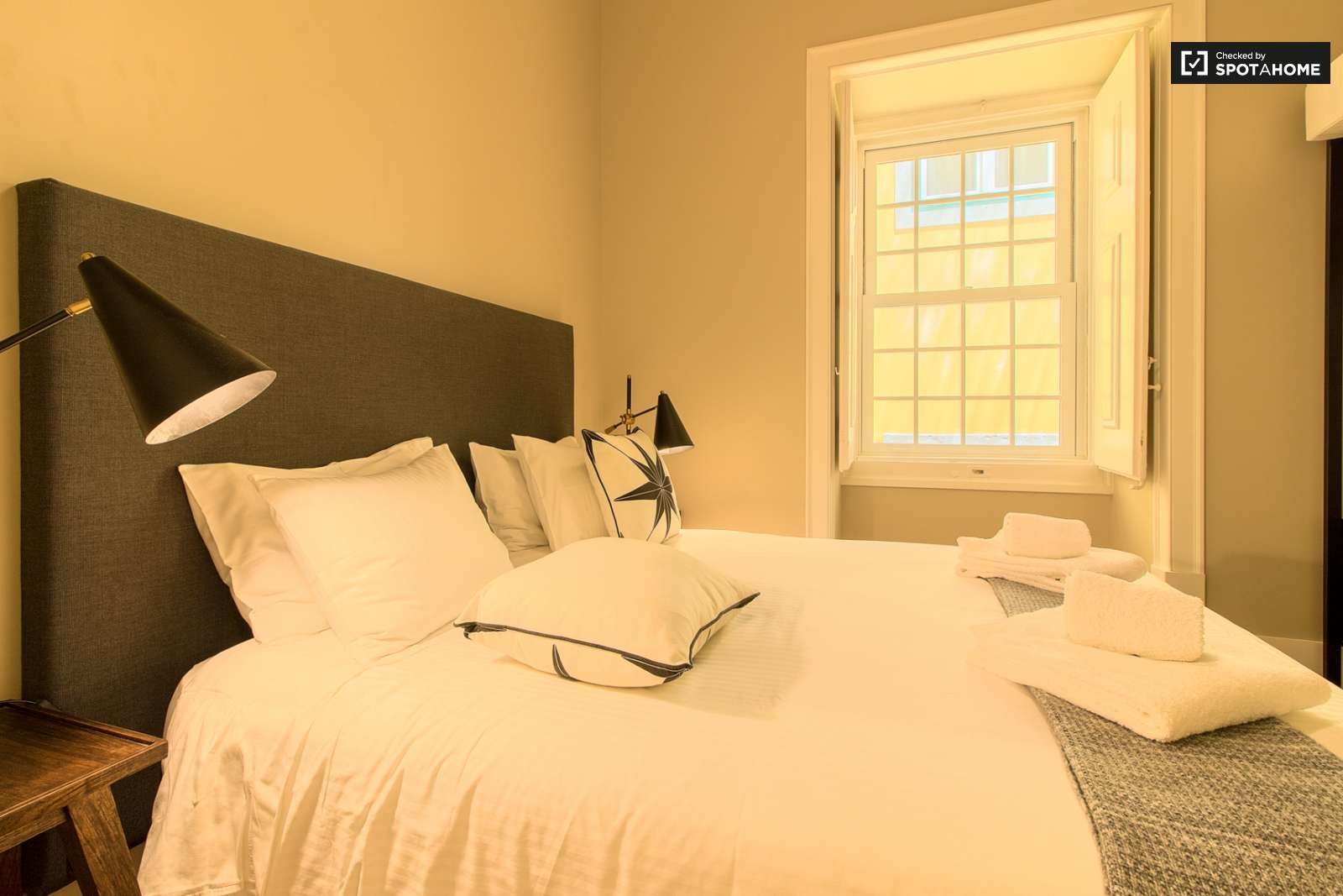 Sleek 2-bedroom apartment with balconies and AC for rent in Cais do Sodré