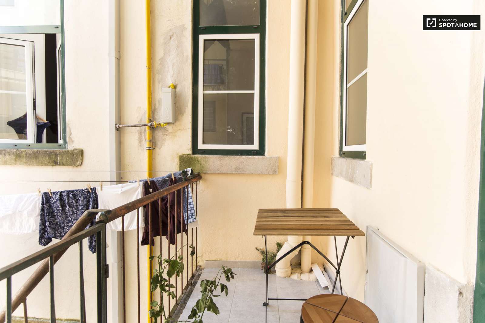 Double bed in Charming rooms for rent in modern 4-bedroom apartment in Alcântara