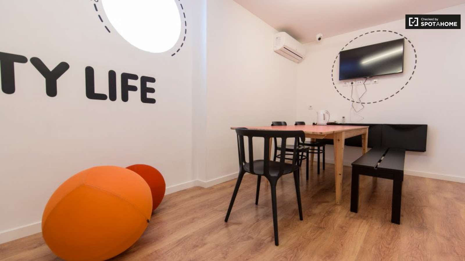 Double bed in Rooms for rent in 5-bedroom apartment near National Library of Portugal in Alvalade