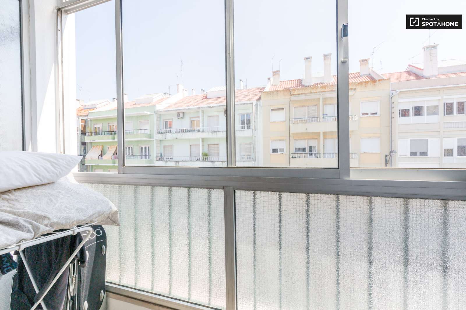 Large and Confortable Room for Rent in Cacém near Lisbon