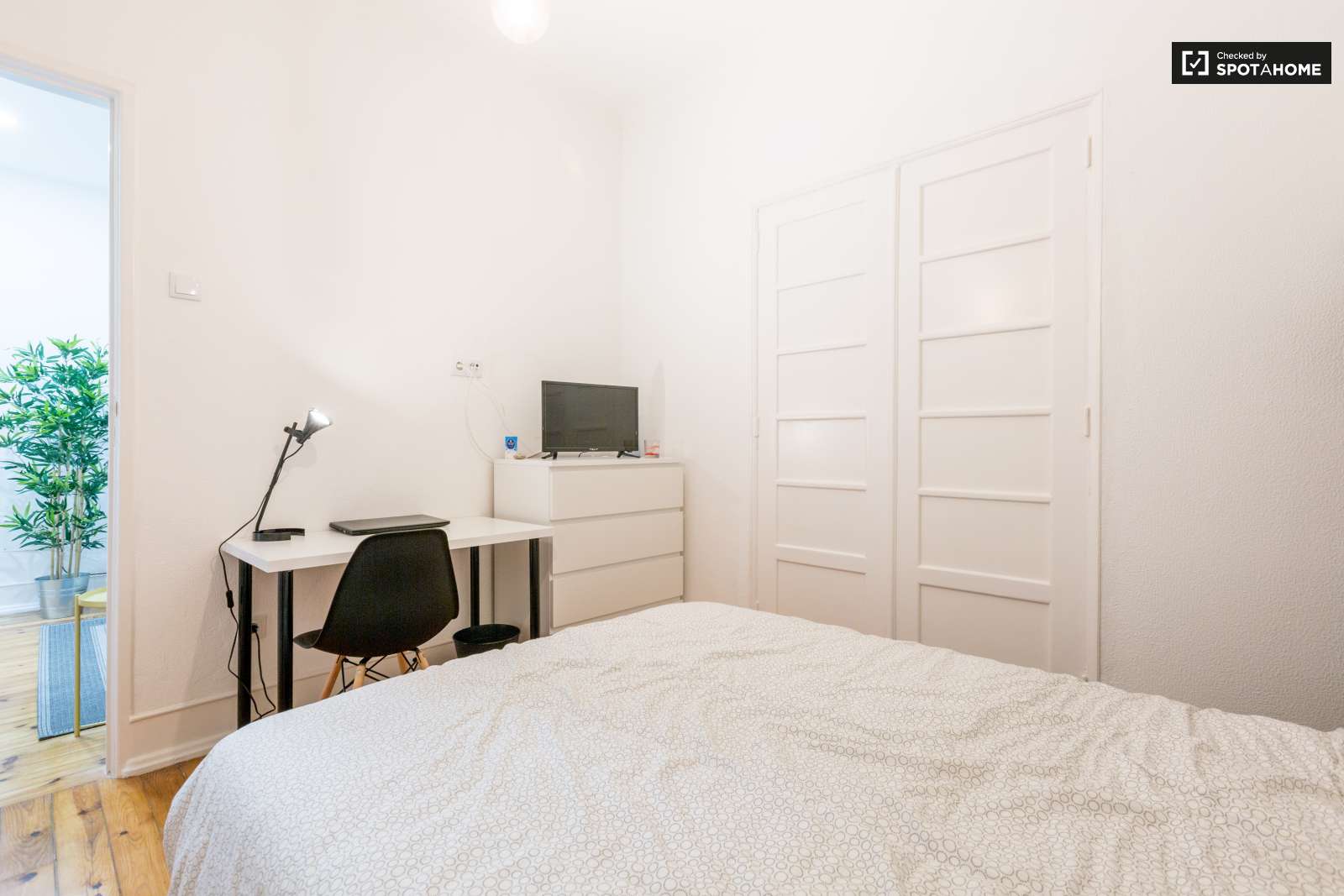 Double bed in Rooms for rent in beautiful 6-bedroom apartment near Roma-Areeiro train station