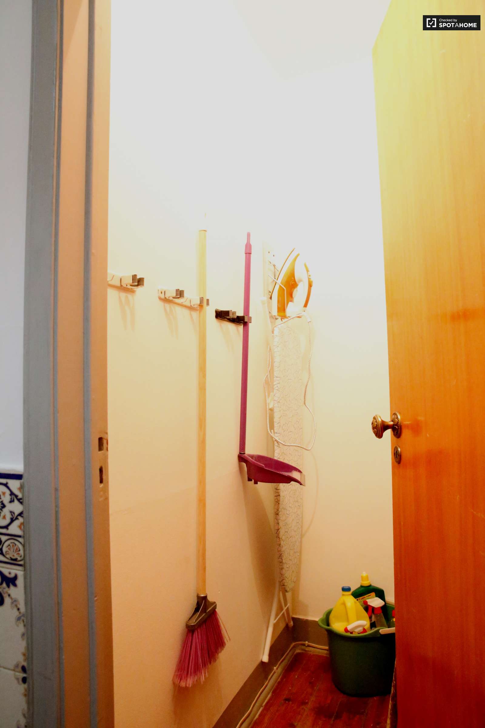 Double bed in Rooms for rent in 2-bedroom apartment in Alameda