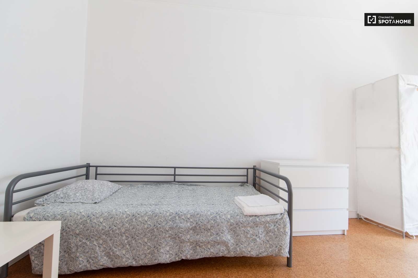 Single Bed in Furnished rooms for rent in super cool shared students residence in Avenidas Nova