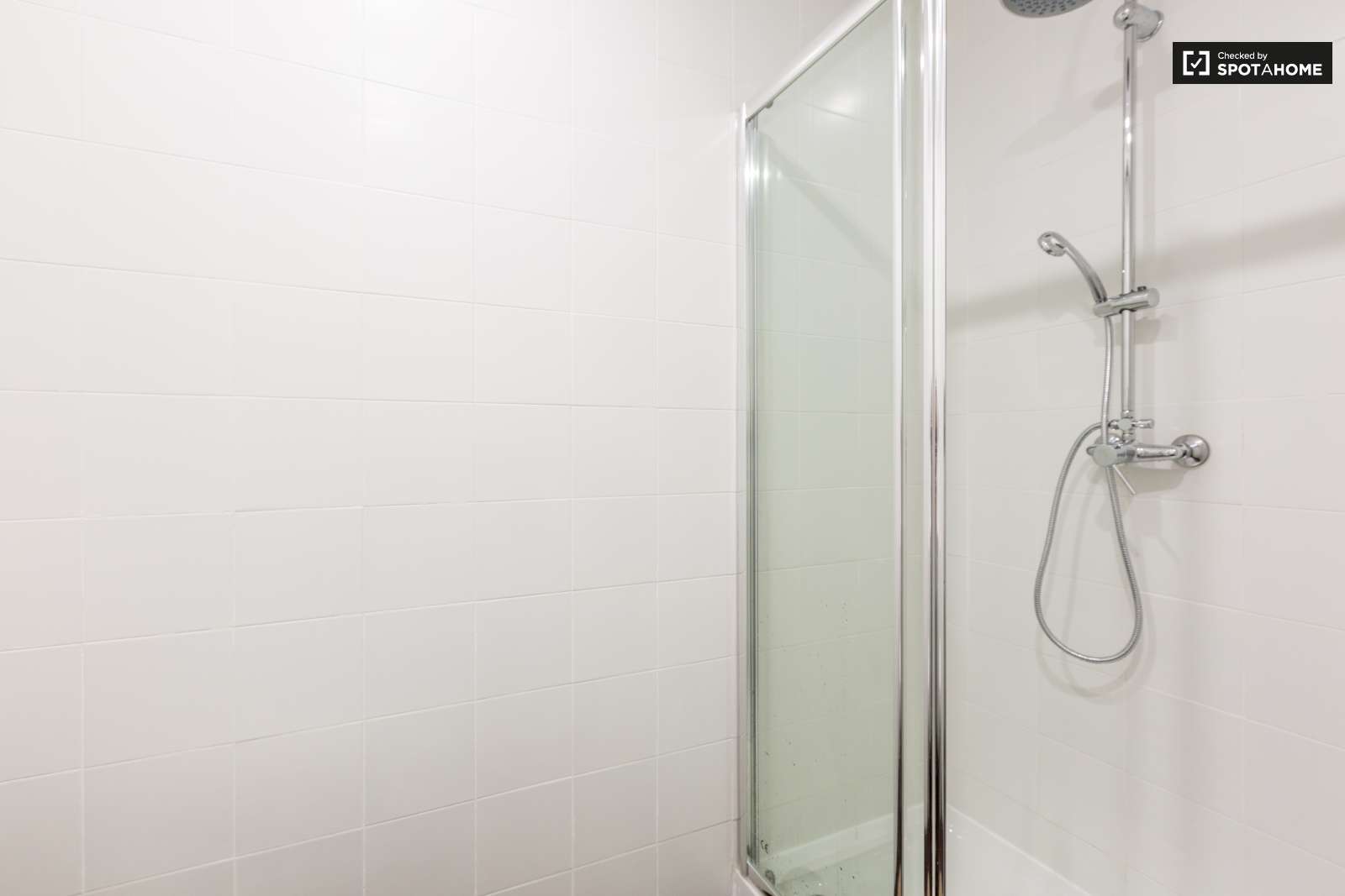 Nicely renovated studio apartment for rent in Anjos