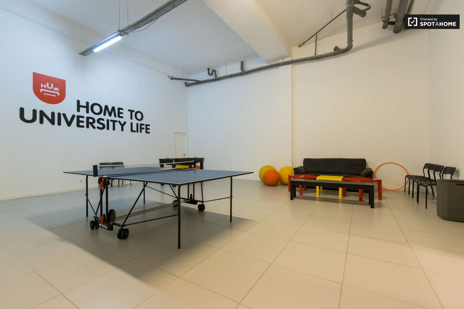 Double bed in En-suite rooms for rent in large residence in Alvalade