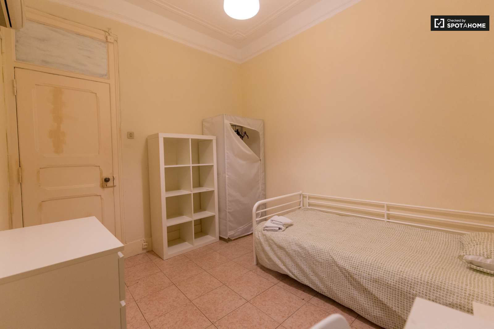 Twin Beds in Modern rooms for rent in 6-bedroom apartment in Avenidas Novas