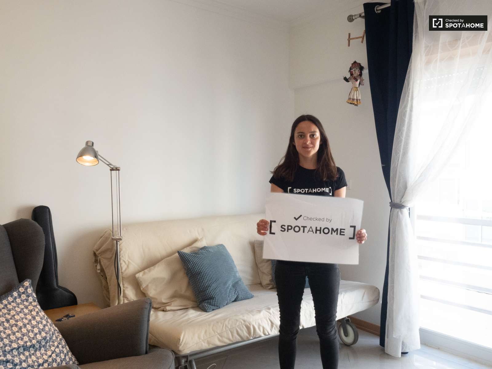 Single Bed in Sunny rooms for rent in flatshare near beach in Costa da Caparica