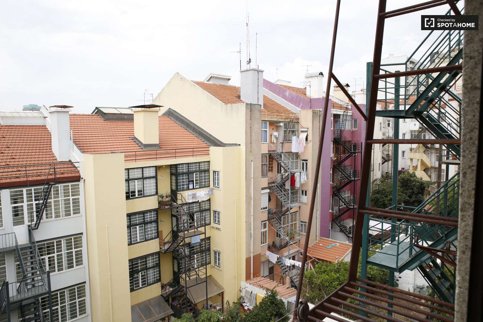 Double bed in Rooms for rent in 2-bedroom apartment in Alameda