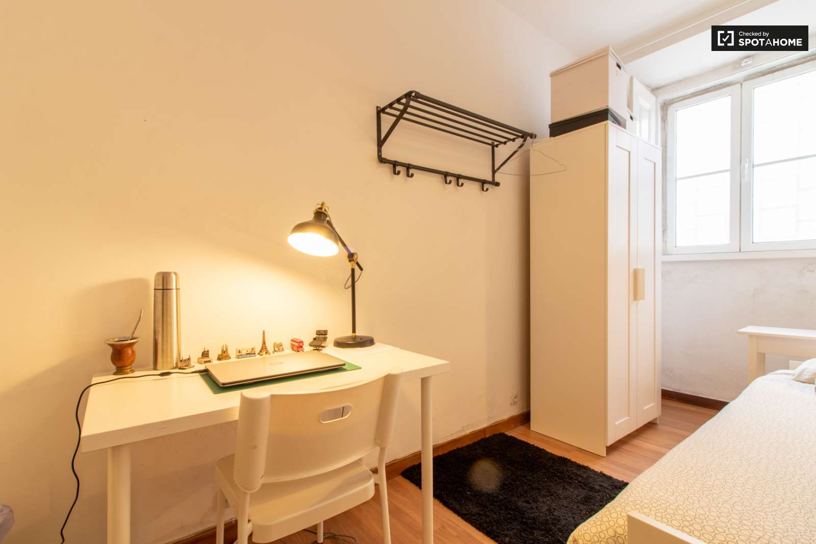 Double bed in Spacious rooms for rent in 6-bedroom apartment in Arroios