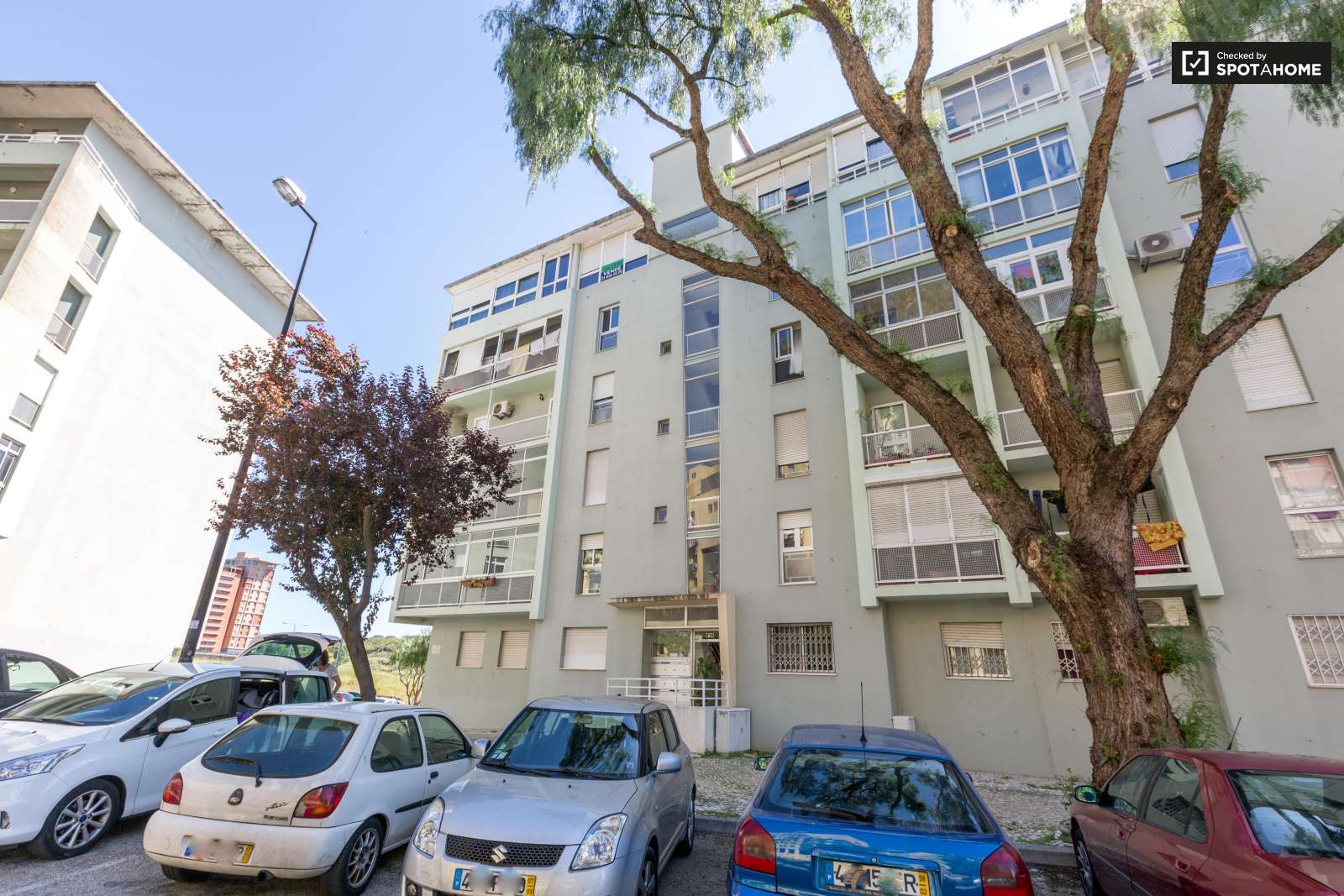 Single Bed in Rooms and beds to rent in 4-bedroom apartment near Bela Vista Park in Marvila