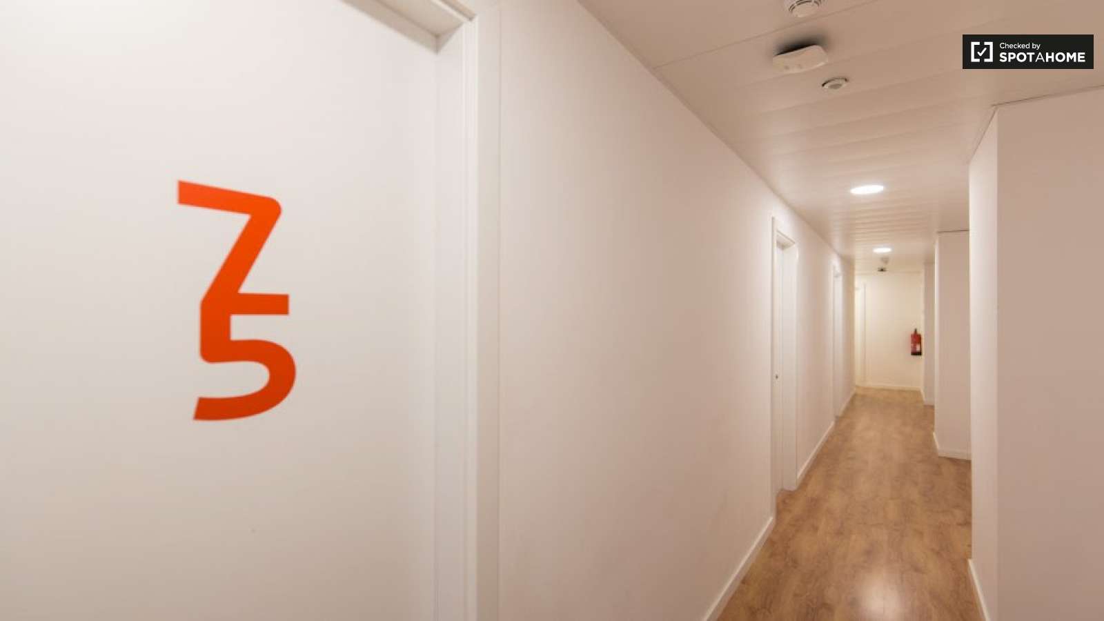 Double bed in Rooms for rent in 5-bedroom apartment near National Library of Portugal in Alvalade