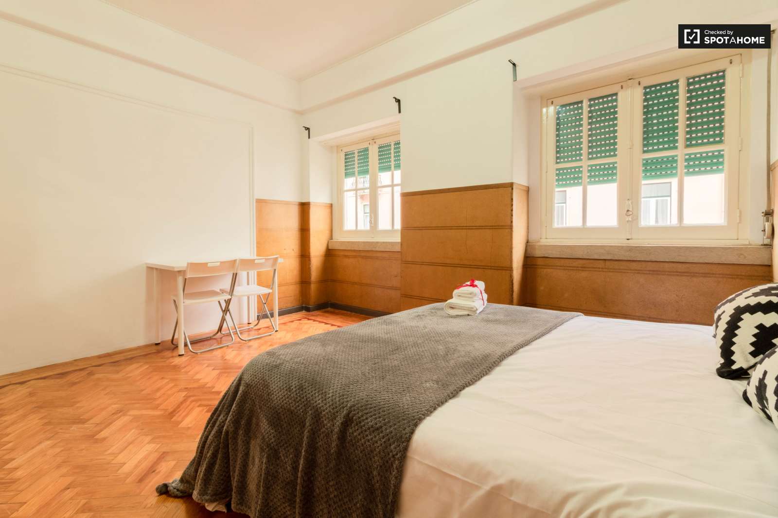 Double bed in Rooms for rent in spacious 5-bedroom apartment in Arroios