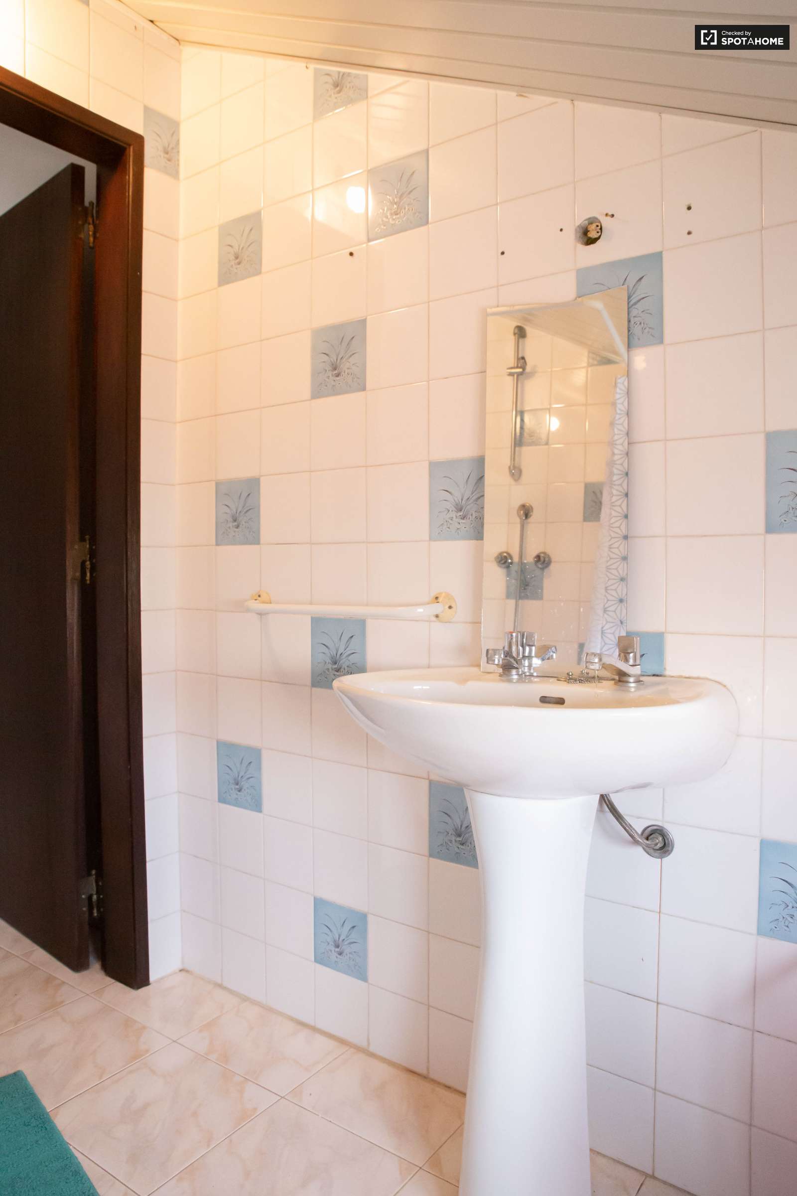 Double bed in Spacious rooms for rent in 5-bedroom house in Sao Domingos de Rana