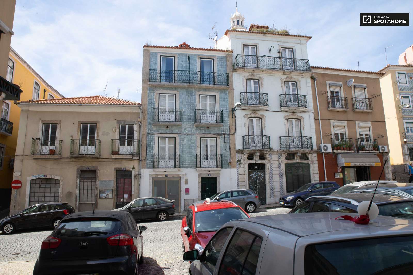 Renovated 3-bedroom apartment for rent in Graça e São Vicente