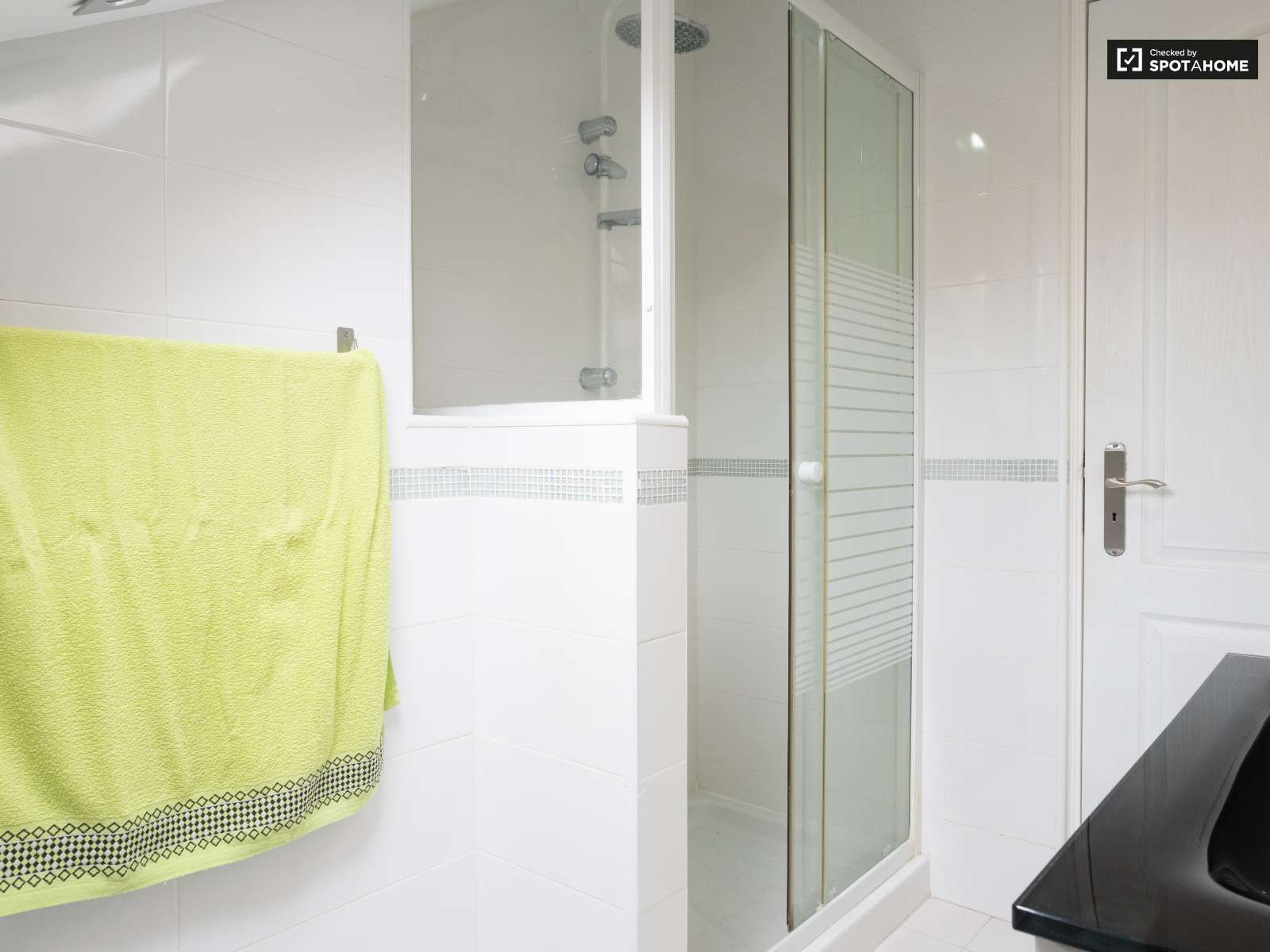 Double bed in Rooms to rent in spacious 6-bedroom house in Caparica, Lisbon