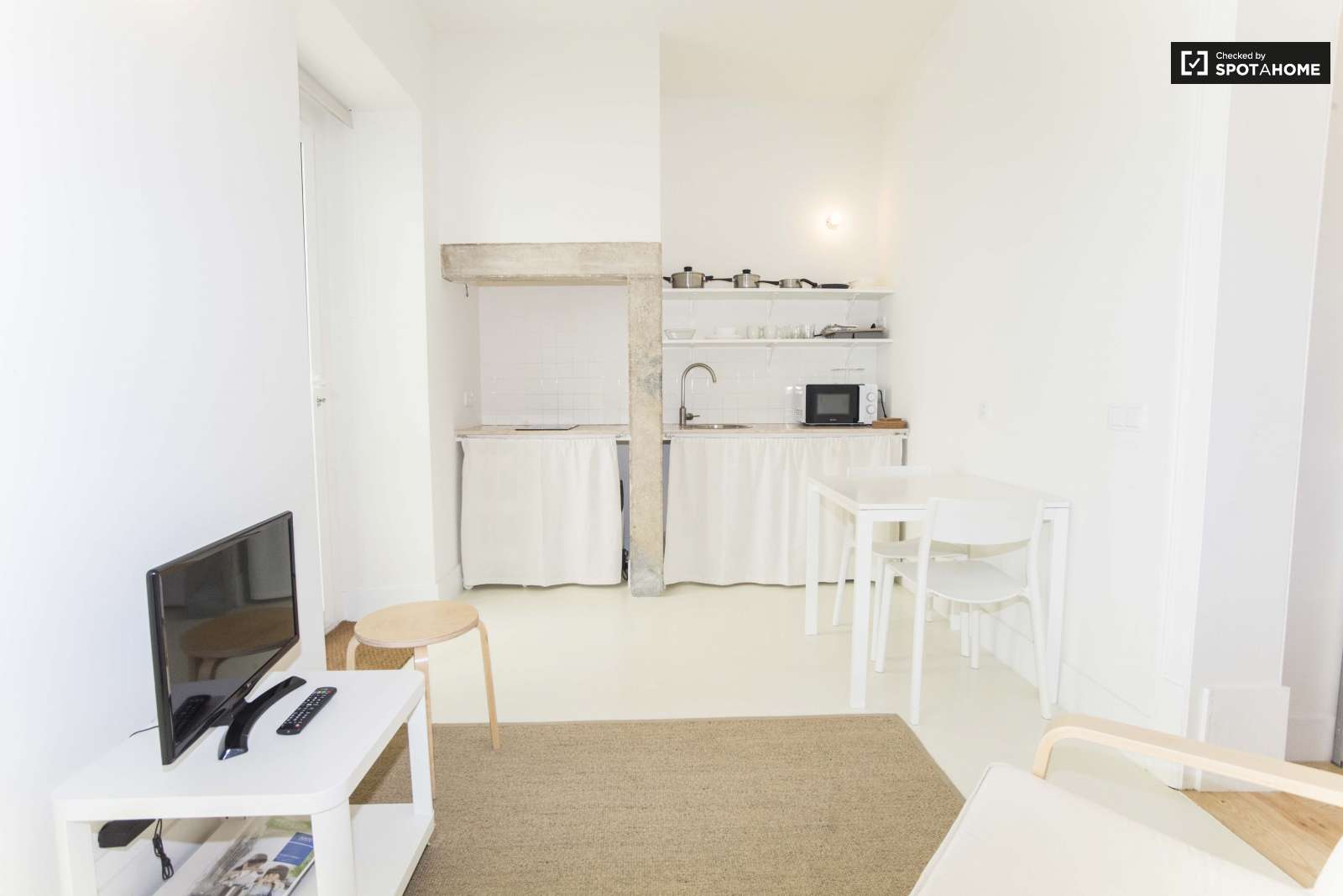 Cosy studio apartment with terrace for rent in Penha de França