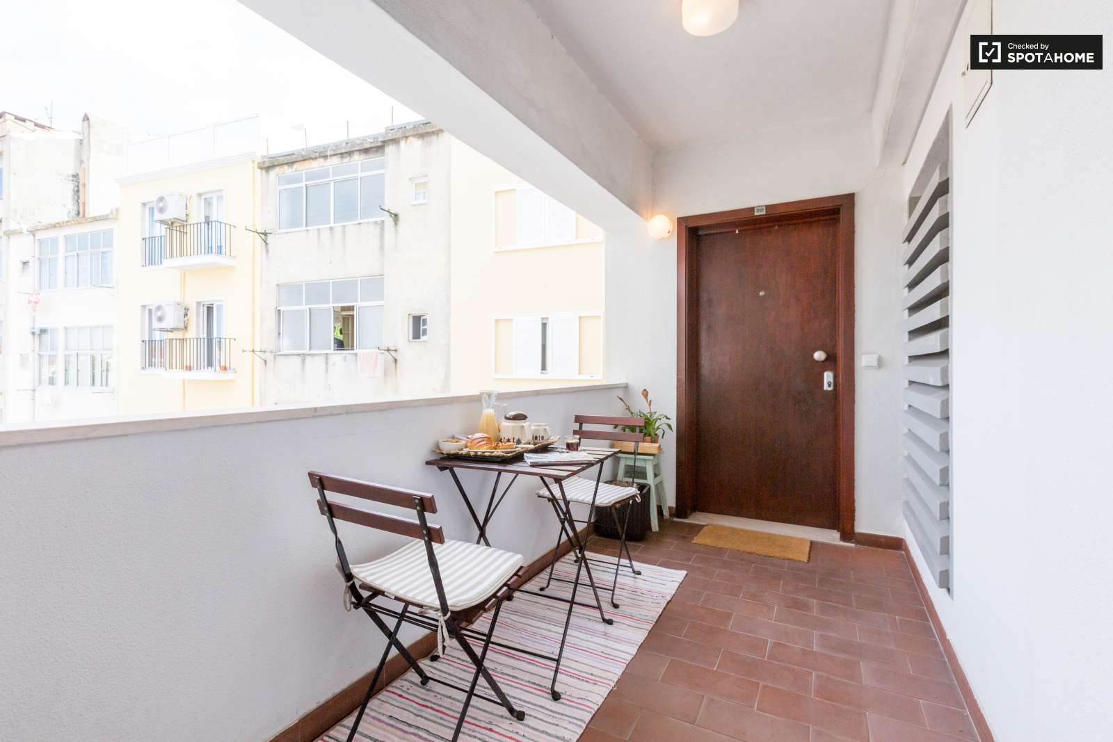 Delightful 1-bedroom apartment with parking garage for rent in Graça e São Vicente