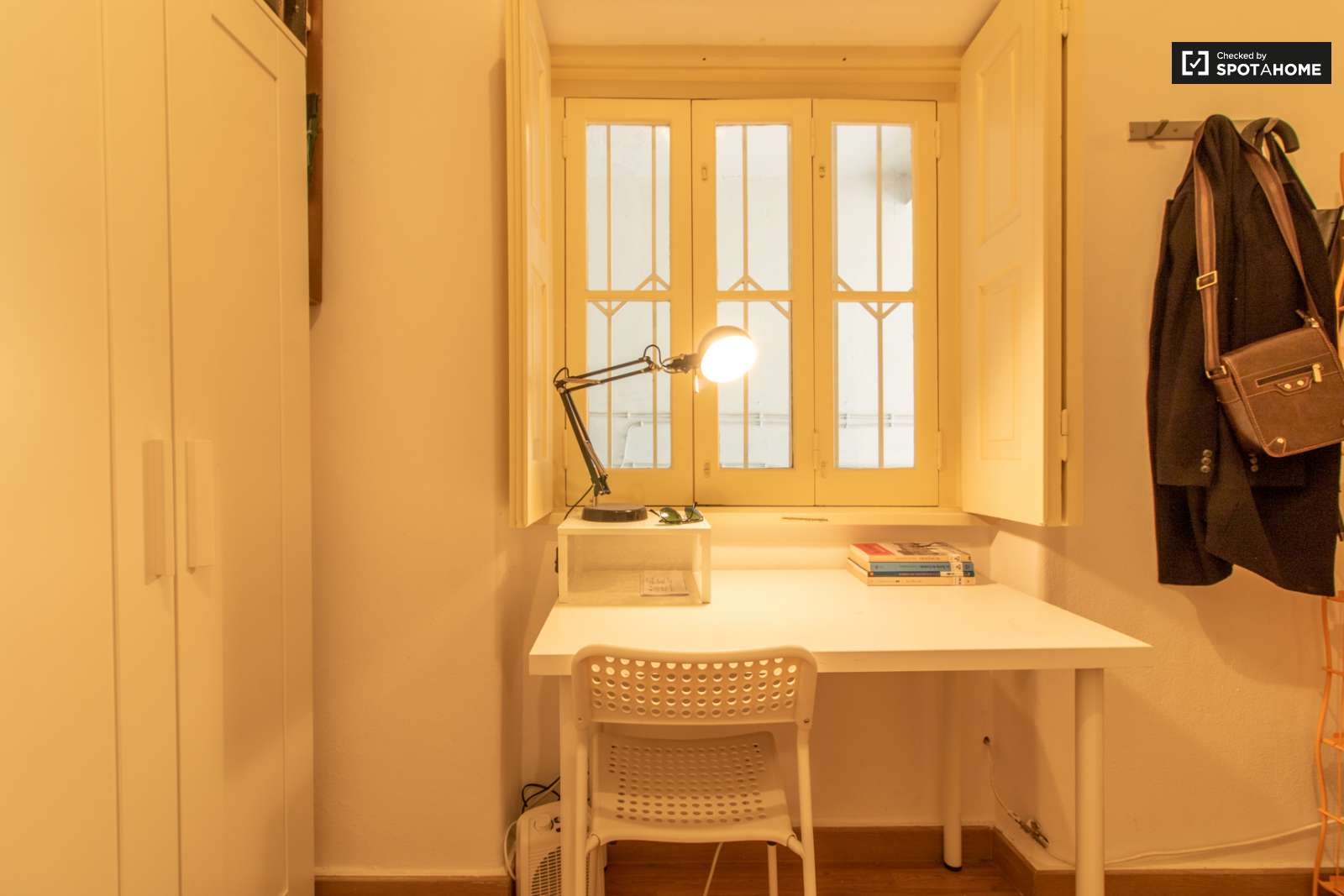 Double bed in Spacious rooms for rent in 6-bedroom apartment in Arroios