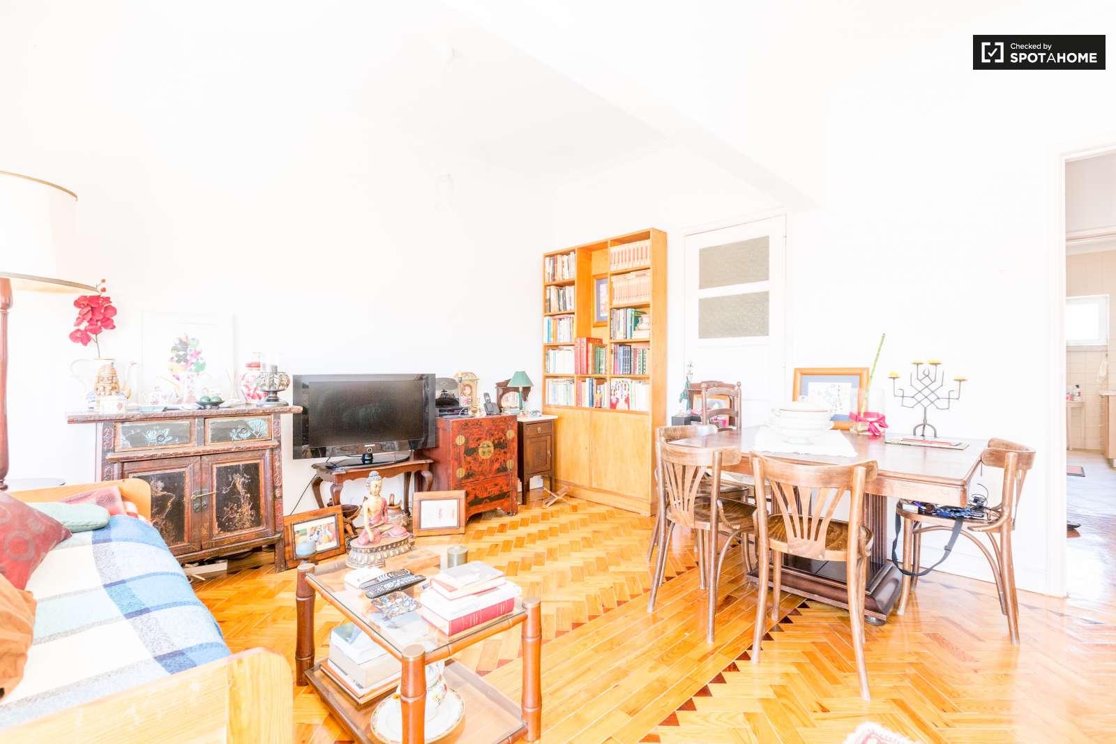 Quarto grande, com muita luz natural e uma varanda fechada. A 15 minutos do Maquês de Pombal em autocarro.