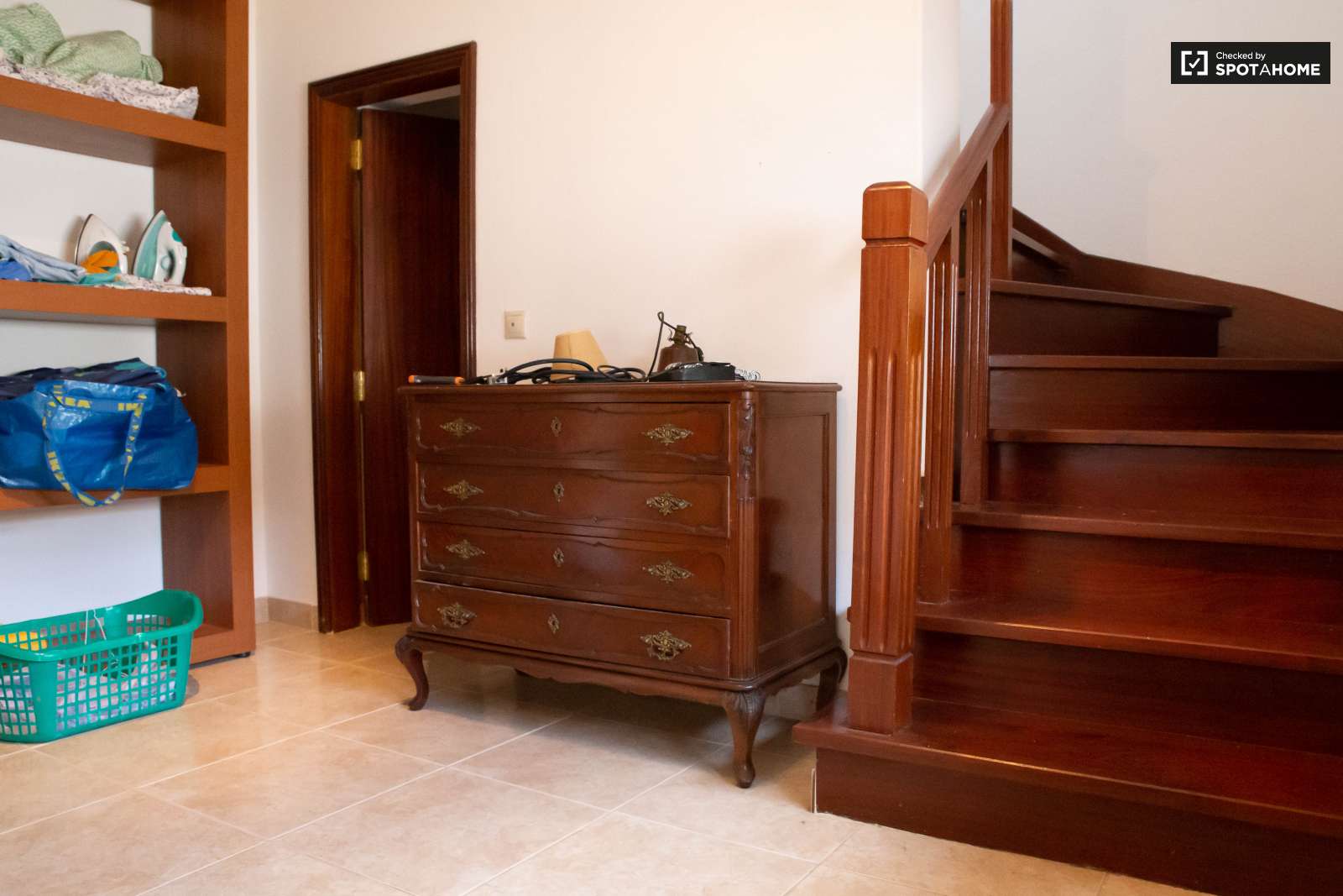 Double bed in Spacious rooms for rent in 5-bedroom house in Sao Domingos de Rana