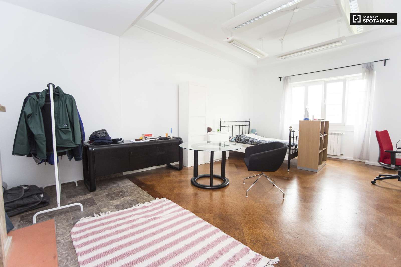 Double bed in Furnished rooms for rent in spacious 9-bedroom apartment in Arroios