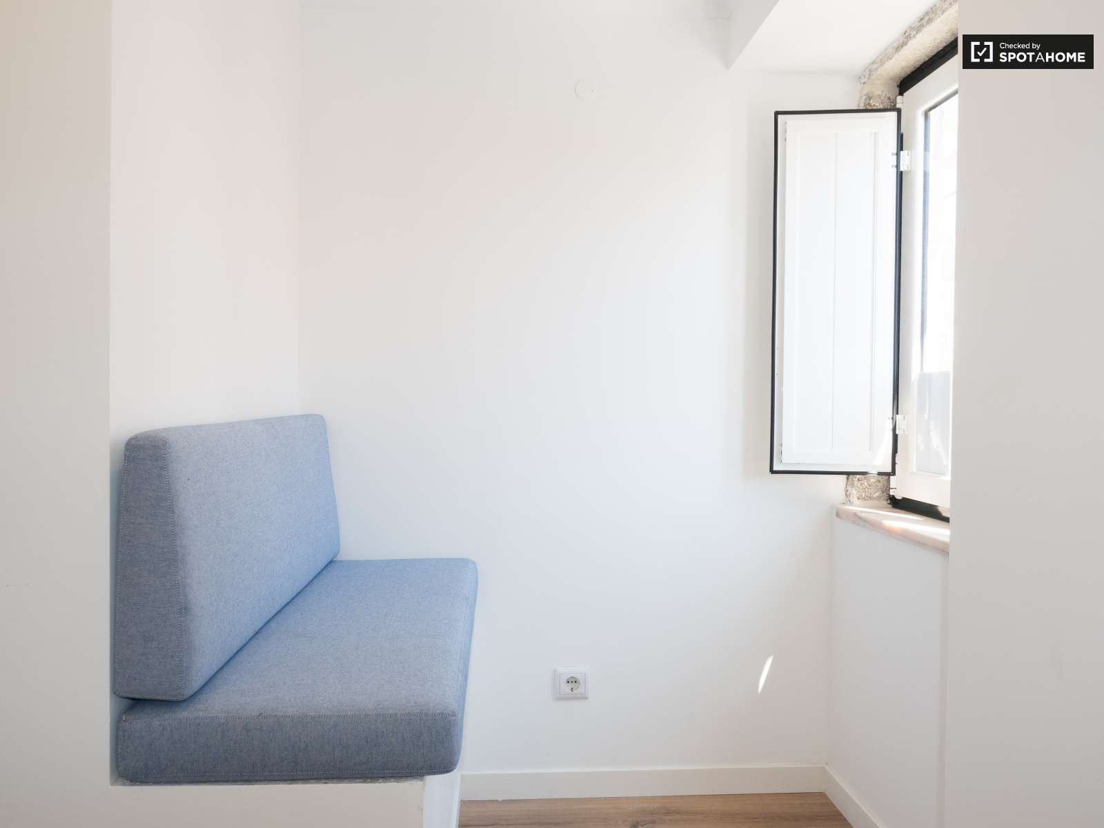 Bright studio apartment for rent in Ajuda