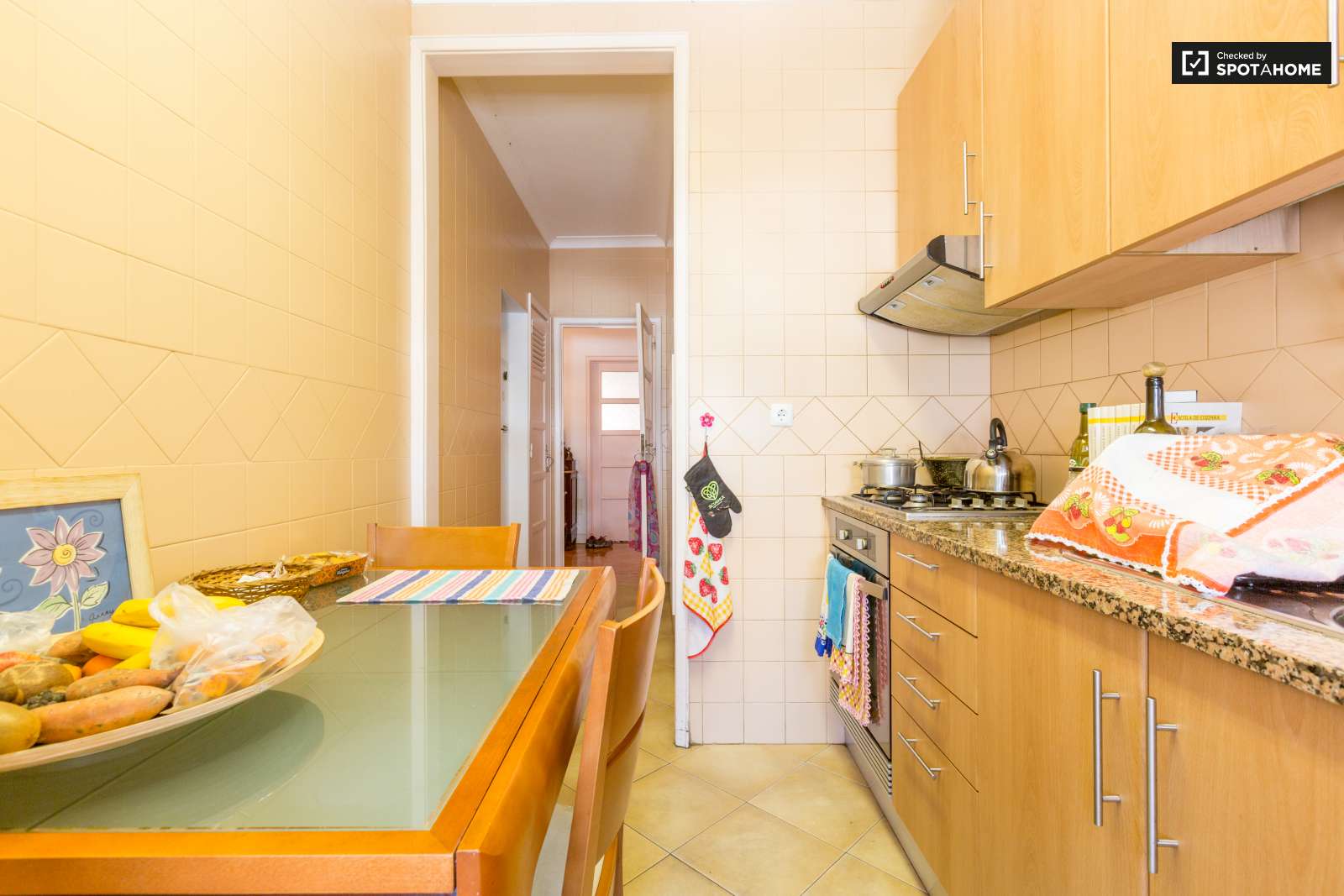 Quarto grande, com muita luz natural e uma varanda fechada. A 15 minutos do Maquês de Pombal em autocarro.