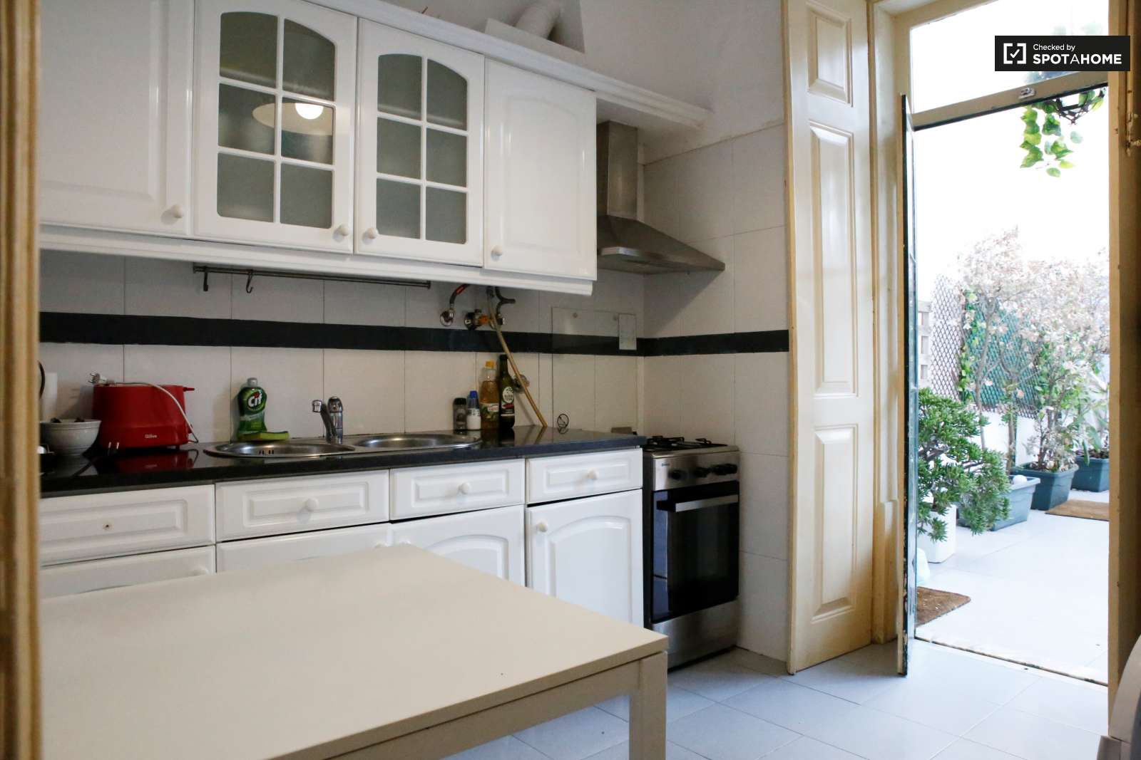 Excellent 3-bedroom apartment for rent near Feira da Ladra in Graça