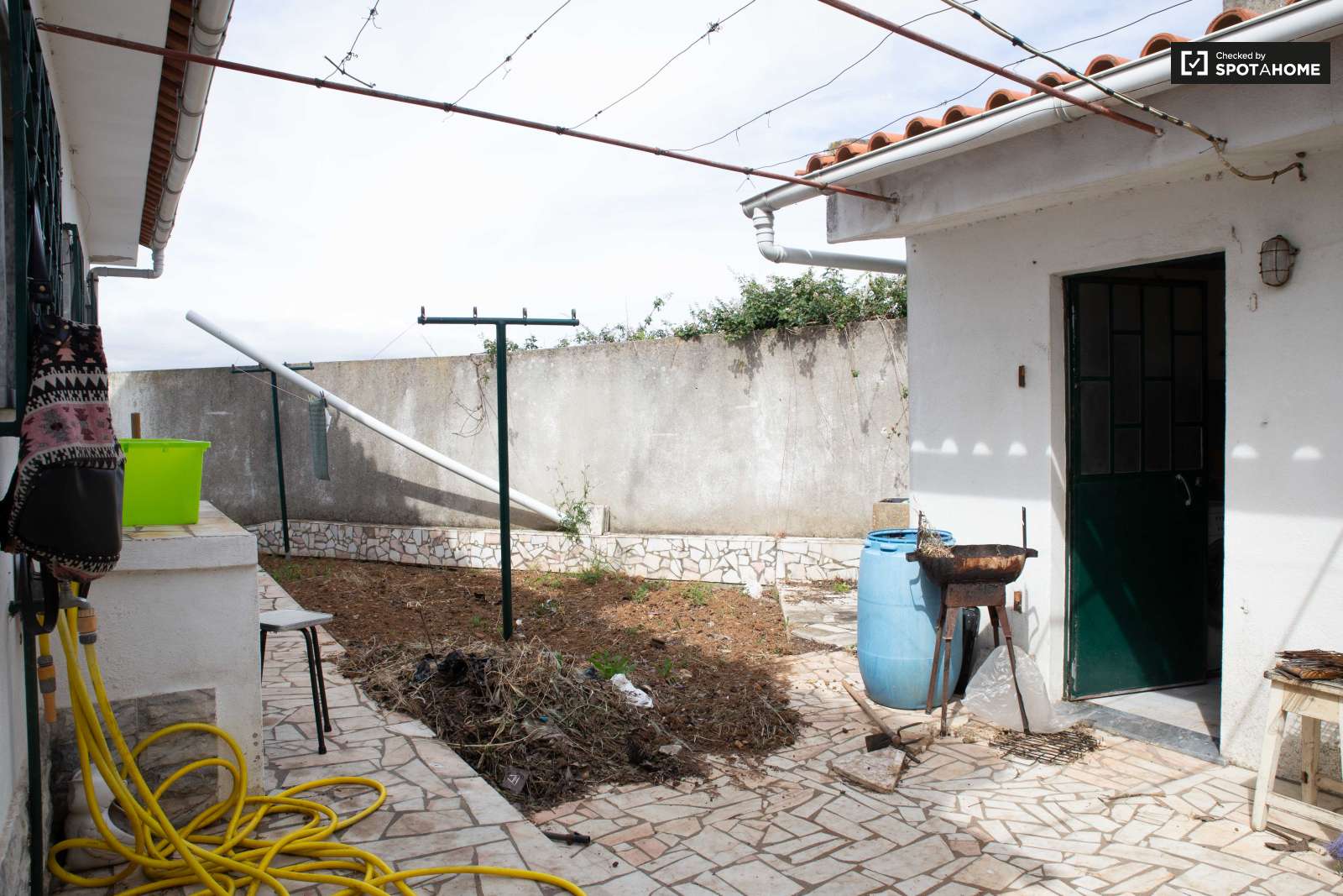 Double bed in Spacious rooms for rent in 5-bedroom house in Sao Domingos de Rana