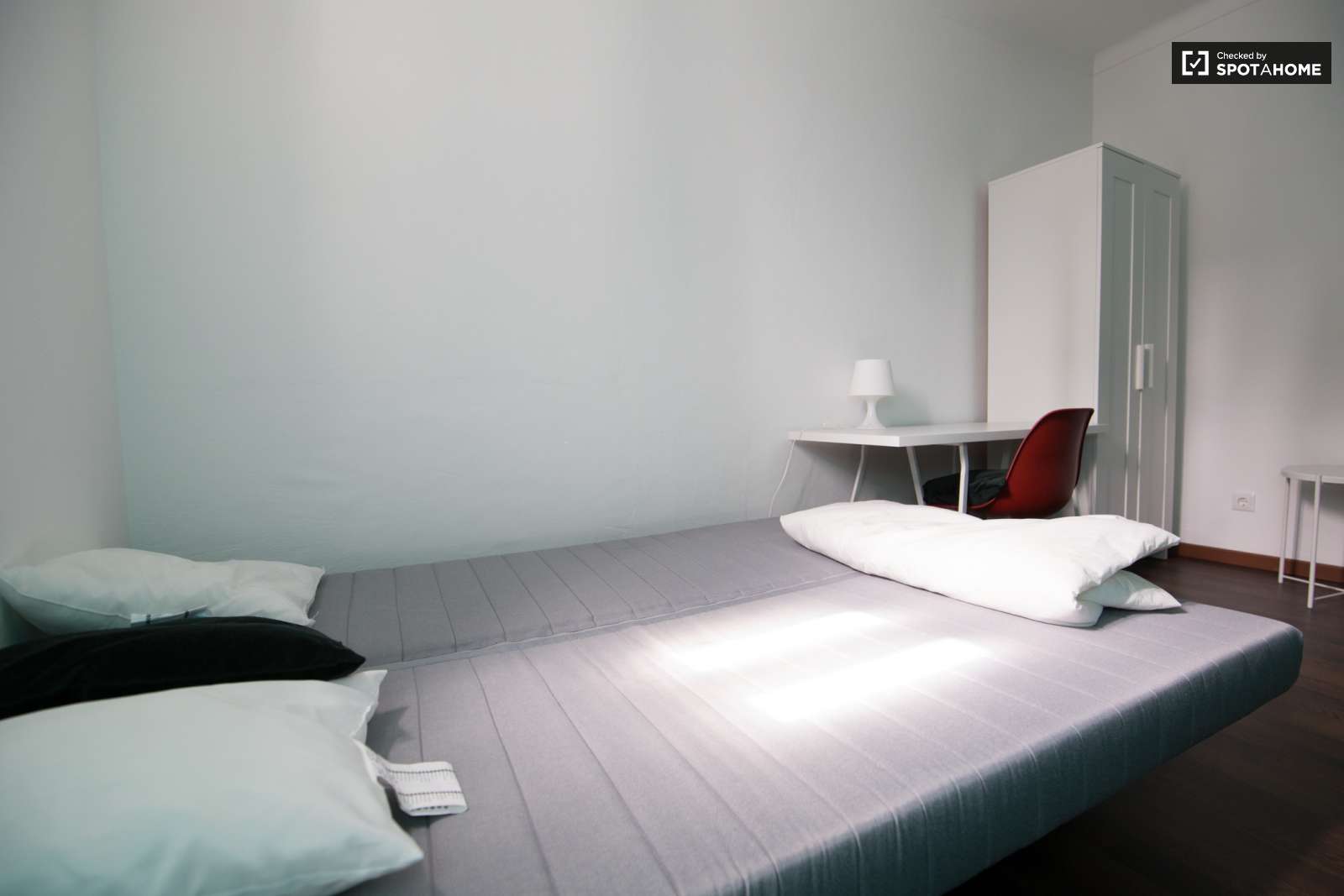 Single Bed in Rooms for rent in 6-bedroom apartment in Alcântara