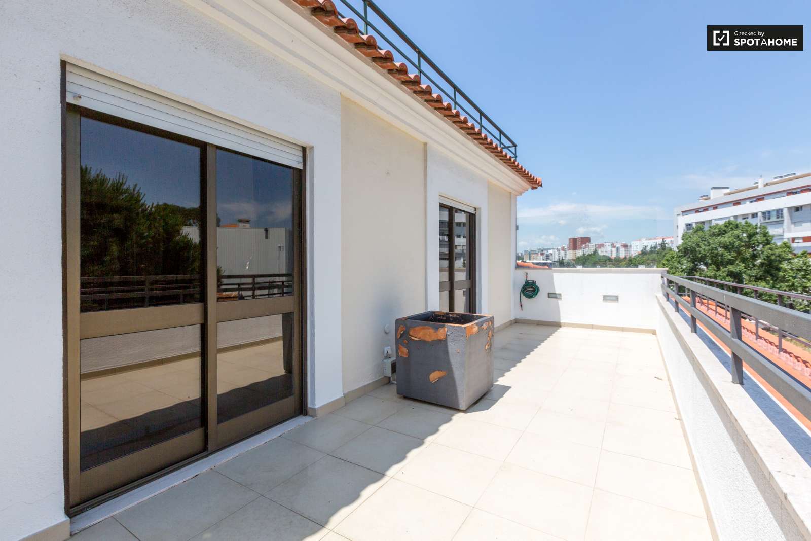 2-bedroom apartment with balcony for rent in São Domingos de Benfica