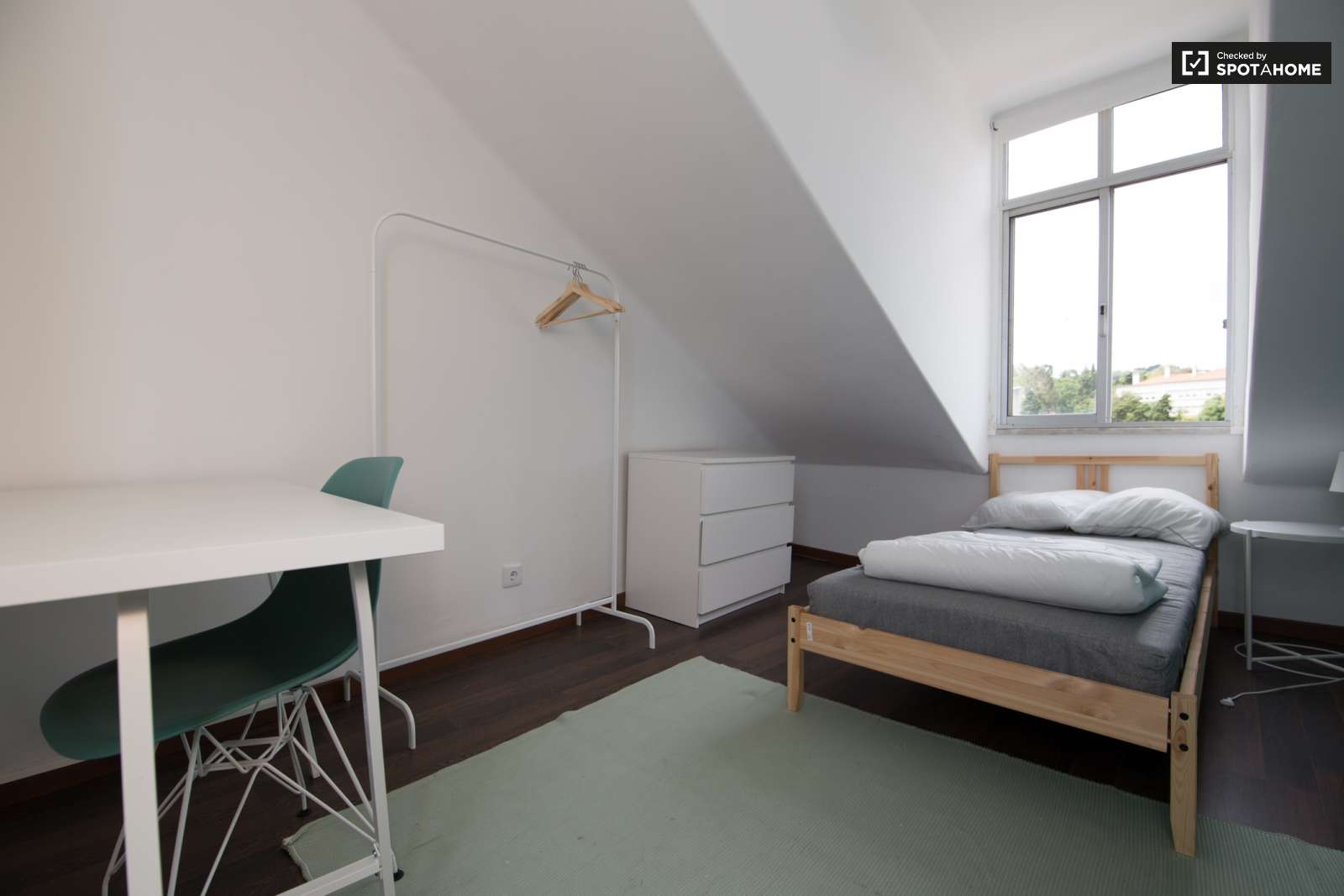 Single Bed in Rooms for rent in 6-bedroom apartment in Alcântara