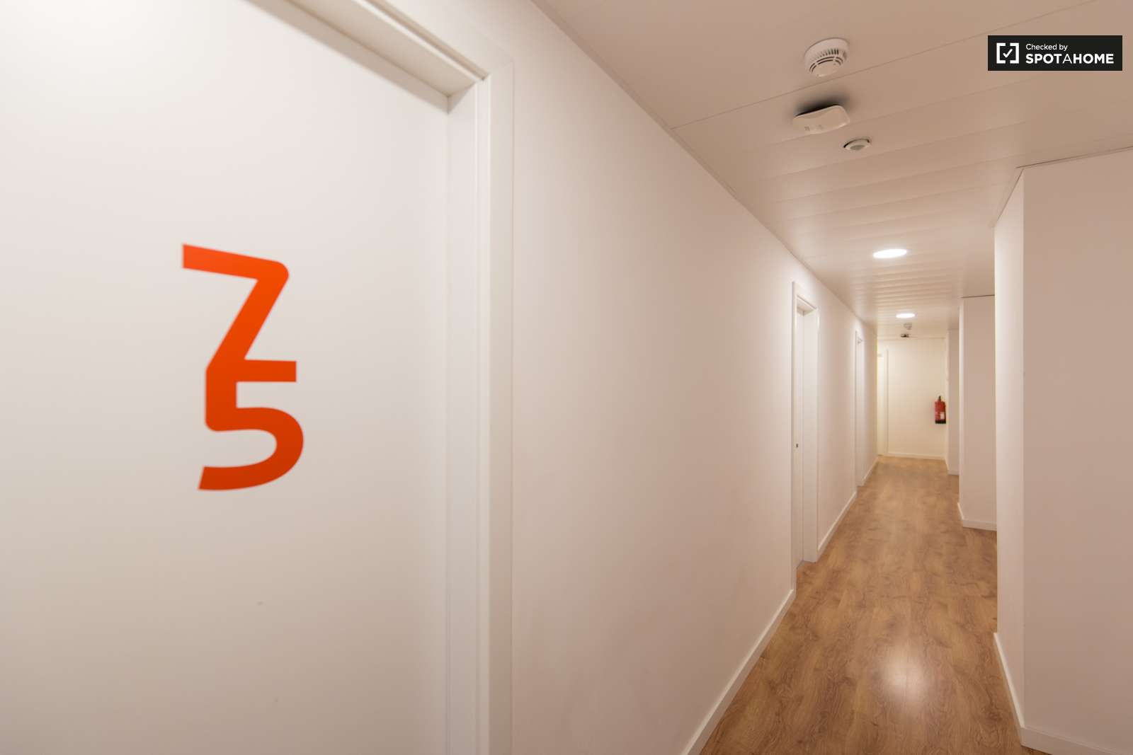 Double bed in En-suite rooms for rent in large residence in Alvalade