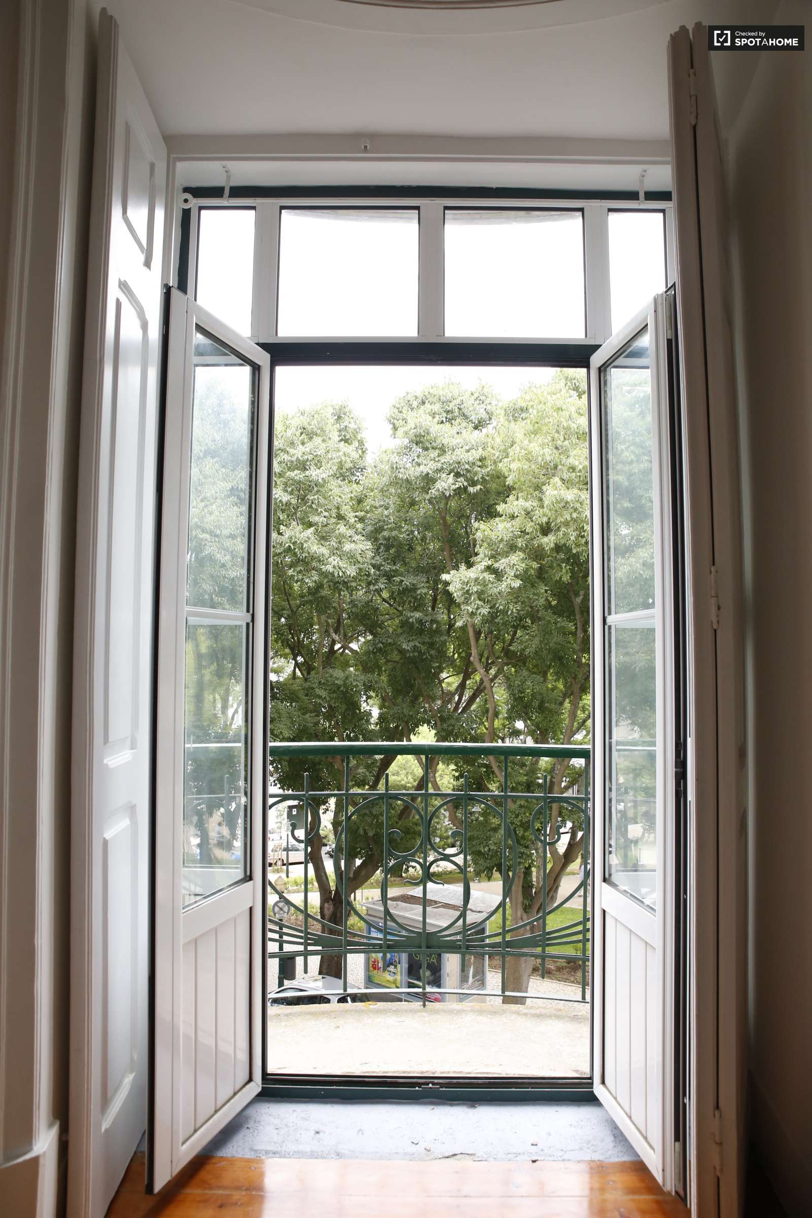 Double bed in Charming rooms for rent in modern 4-bedroom apartment in Alcântara