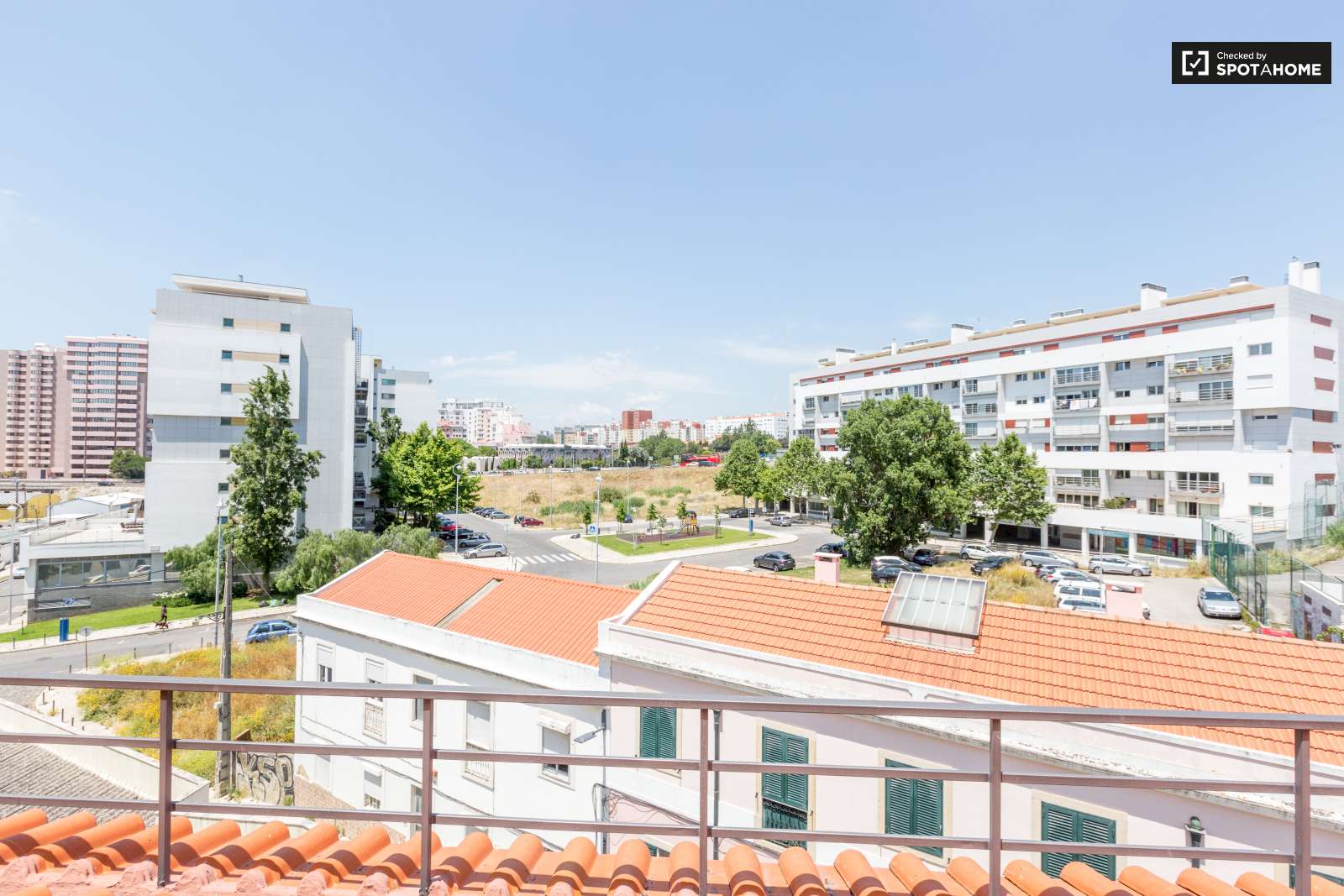 2-bedroom apartment with balcony for rent in São Domingos de Benfica