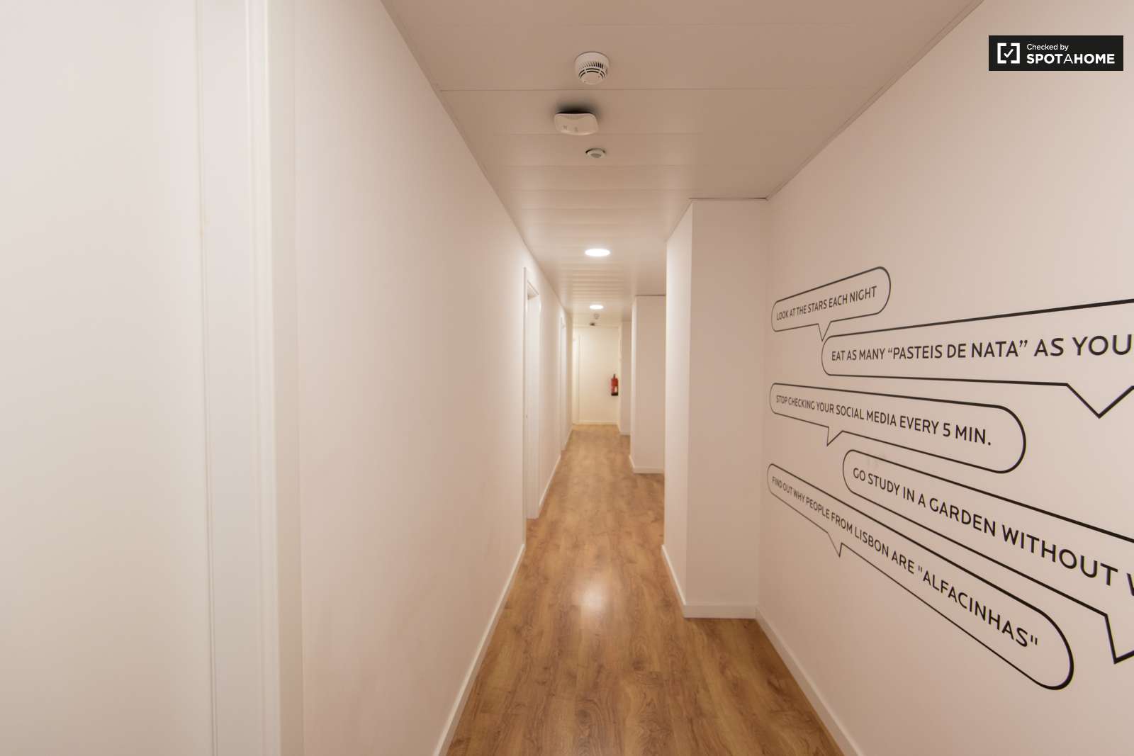 Double bed in En-suite rooms for rent in large residence in Alvalade