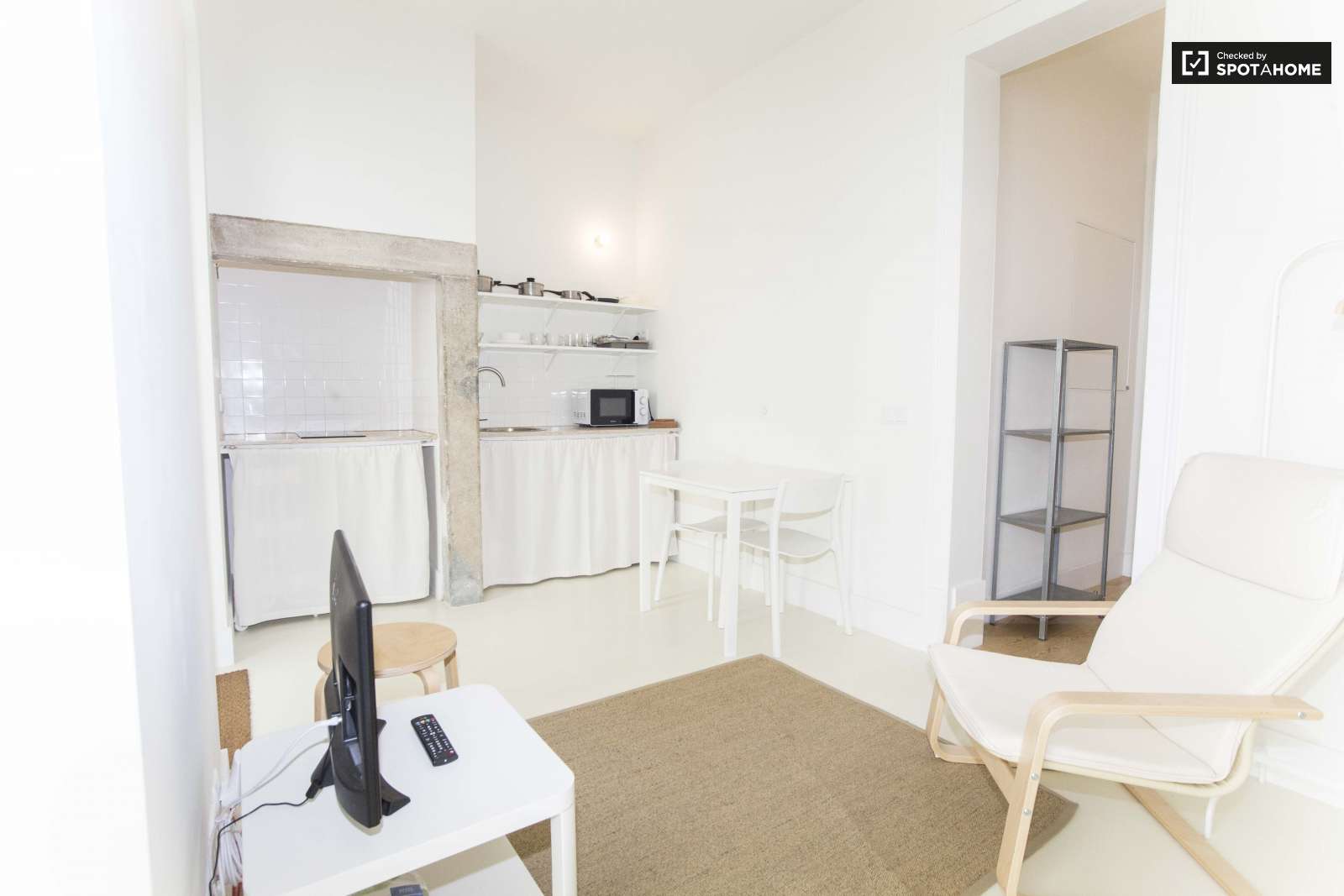 Cosy studio apartment with terrace for rent in Penha de França