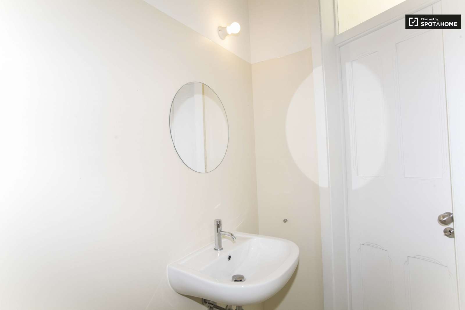 Cosy studio apartment with terrace for rent in Penha de França