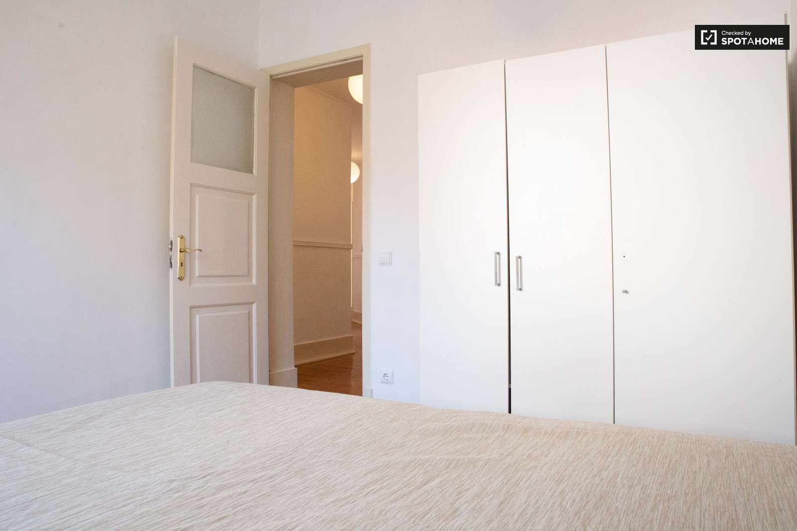 Renovated 3-bedroom apartment for rent in Graça e São Vicente