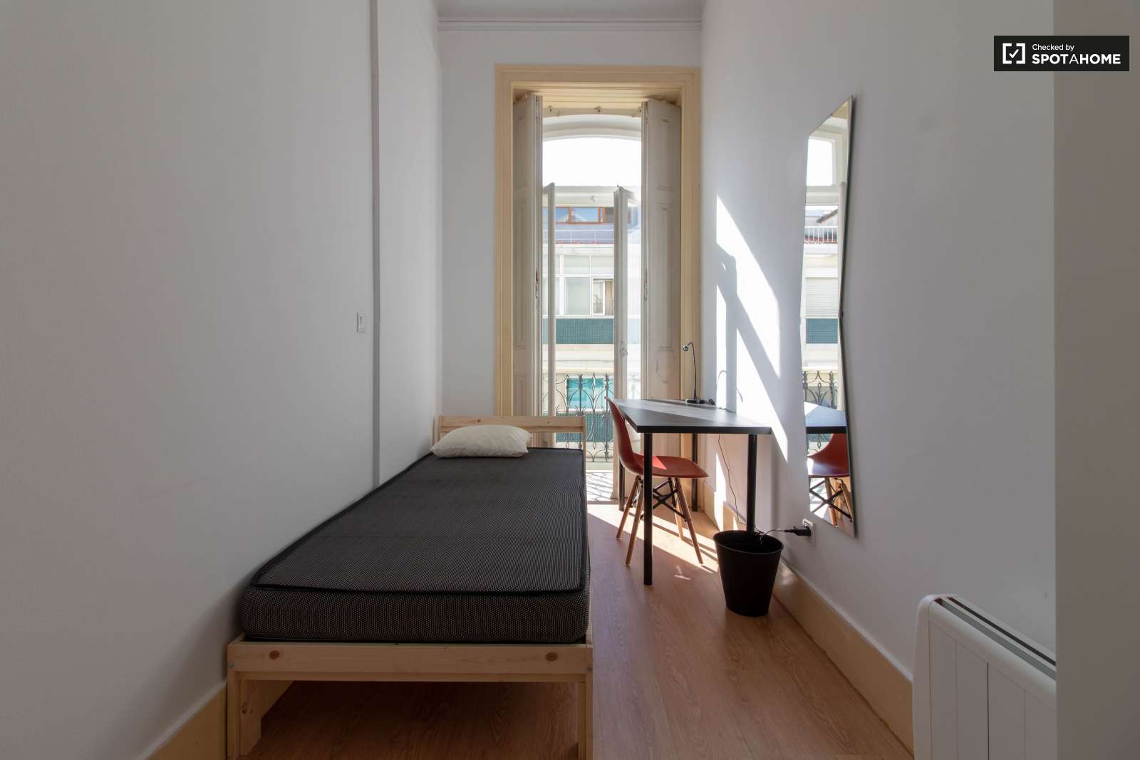 Single Bed in Rooms to rent in 8-bedroom apartment near Instituto Superior Técnico in Arroios
