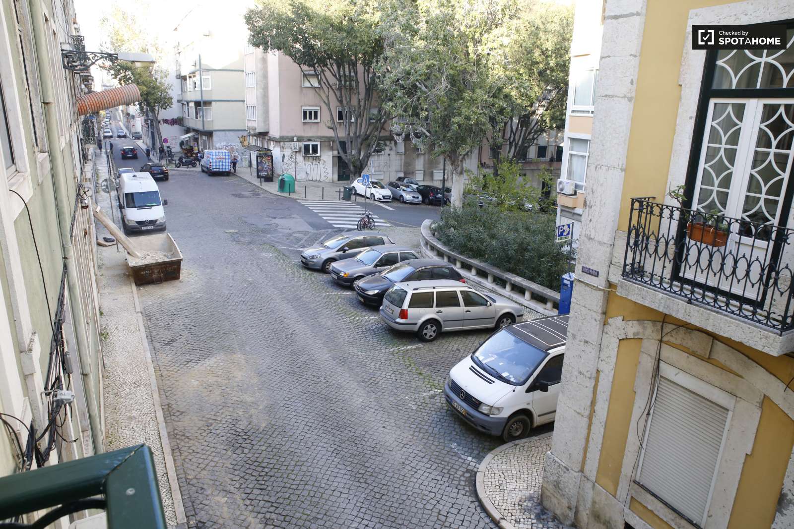 Excellent 3-bedroom apartment for rent near Feira da Ladra in Graça