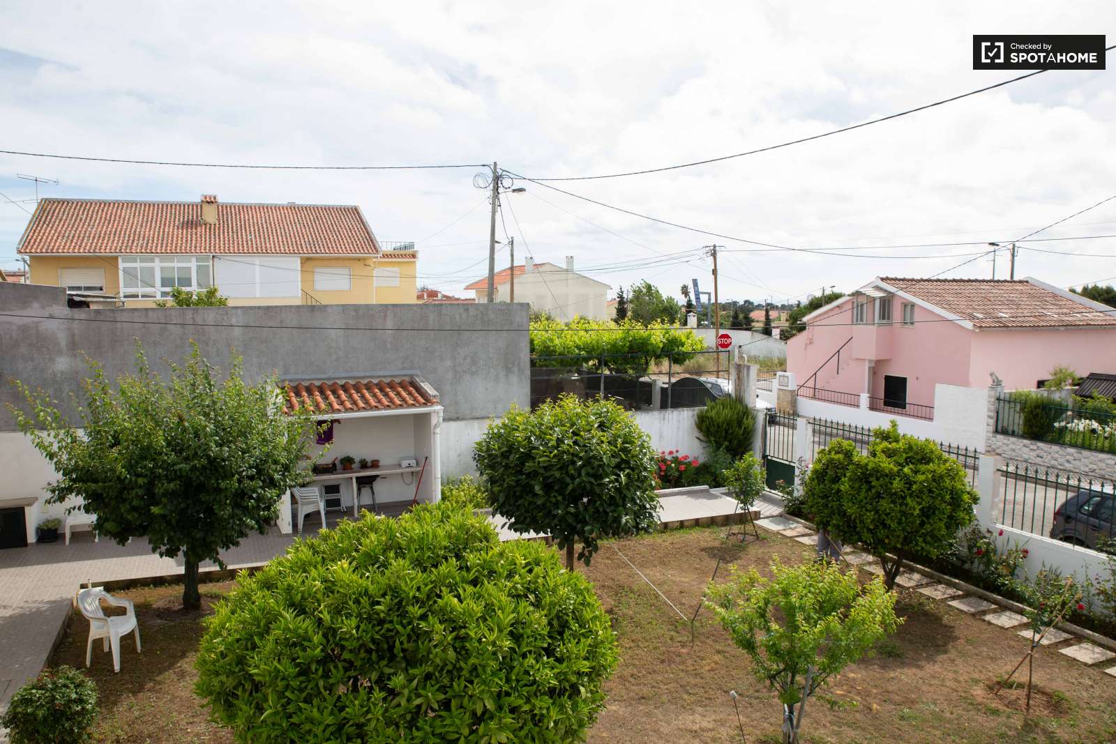 Double bed in Spacious rooms for rent in 5-bedroom house in Sao Domingos de Rana