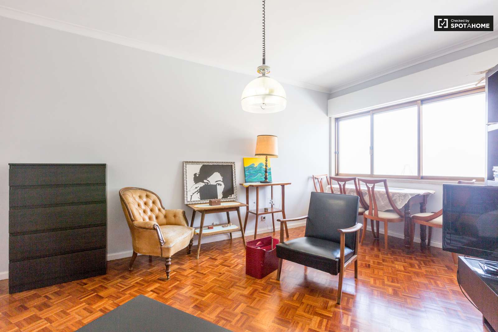 Single Bed in Room for rent in bright 2-bedroom apartment in São Jõao