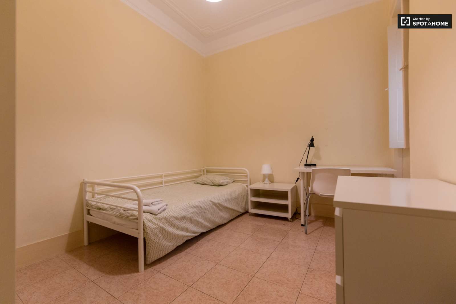 Twin Beds in Modern rooms for rent in 6-bedroom apartment in Avenidas Novas