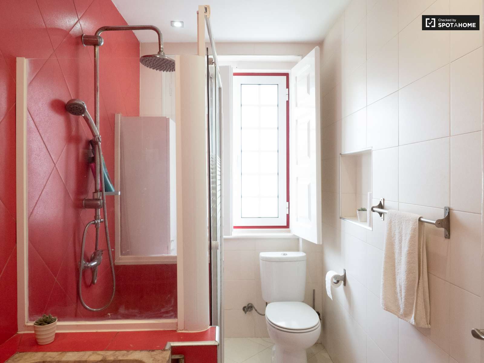 Double bed in Rooms to rent in spacious 6-bedroom house in Caparica, Lisbon