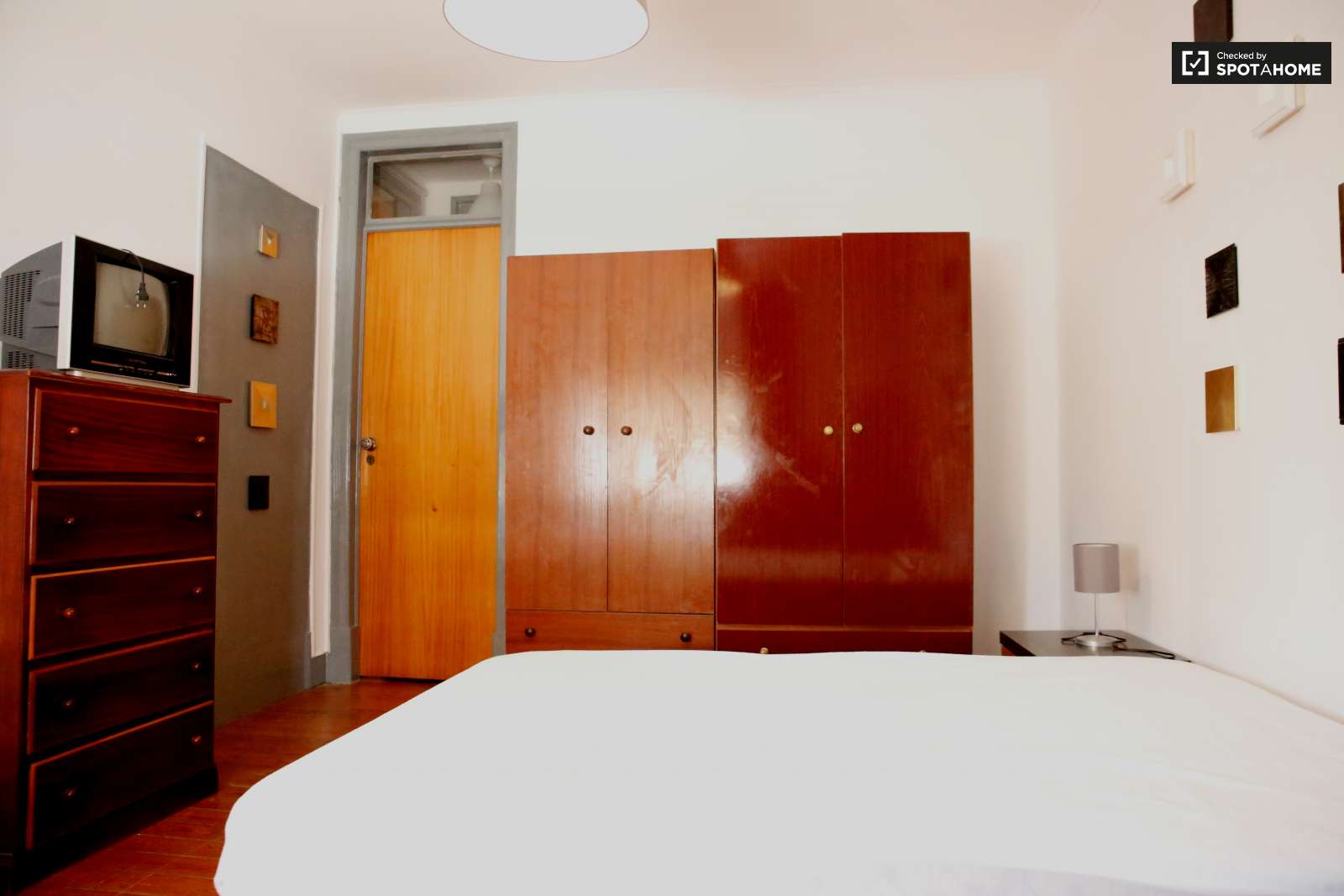 Double bed in Rooms for rent in 2-bedroom apartment in Alameda