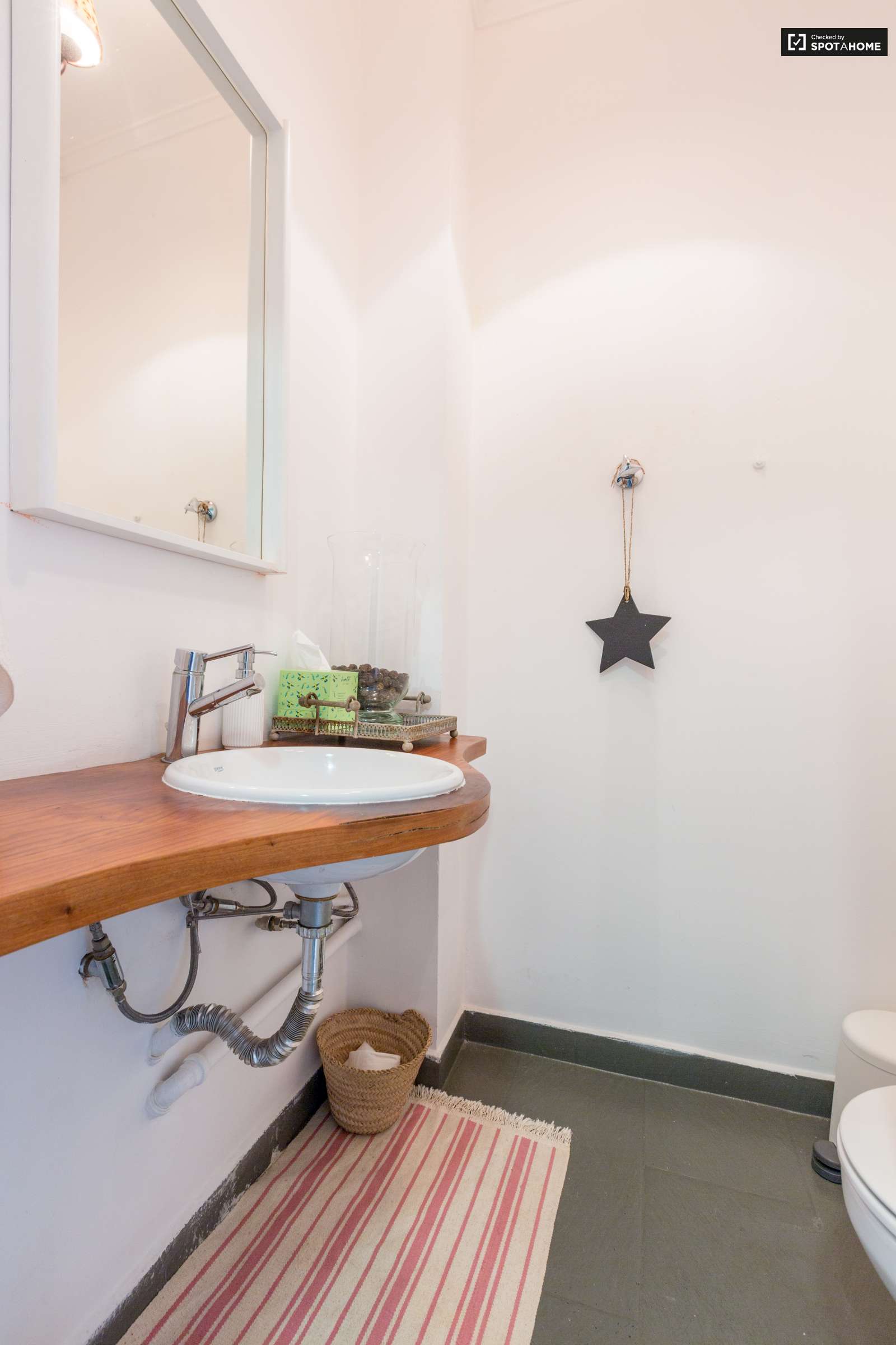 Beauty and Sunny Apartment For Rent In Lisbon