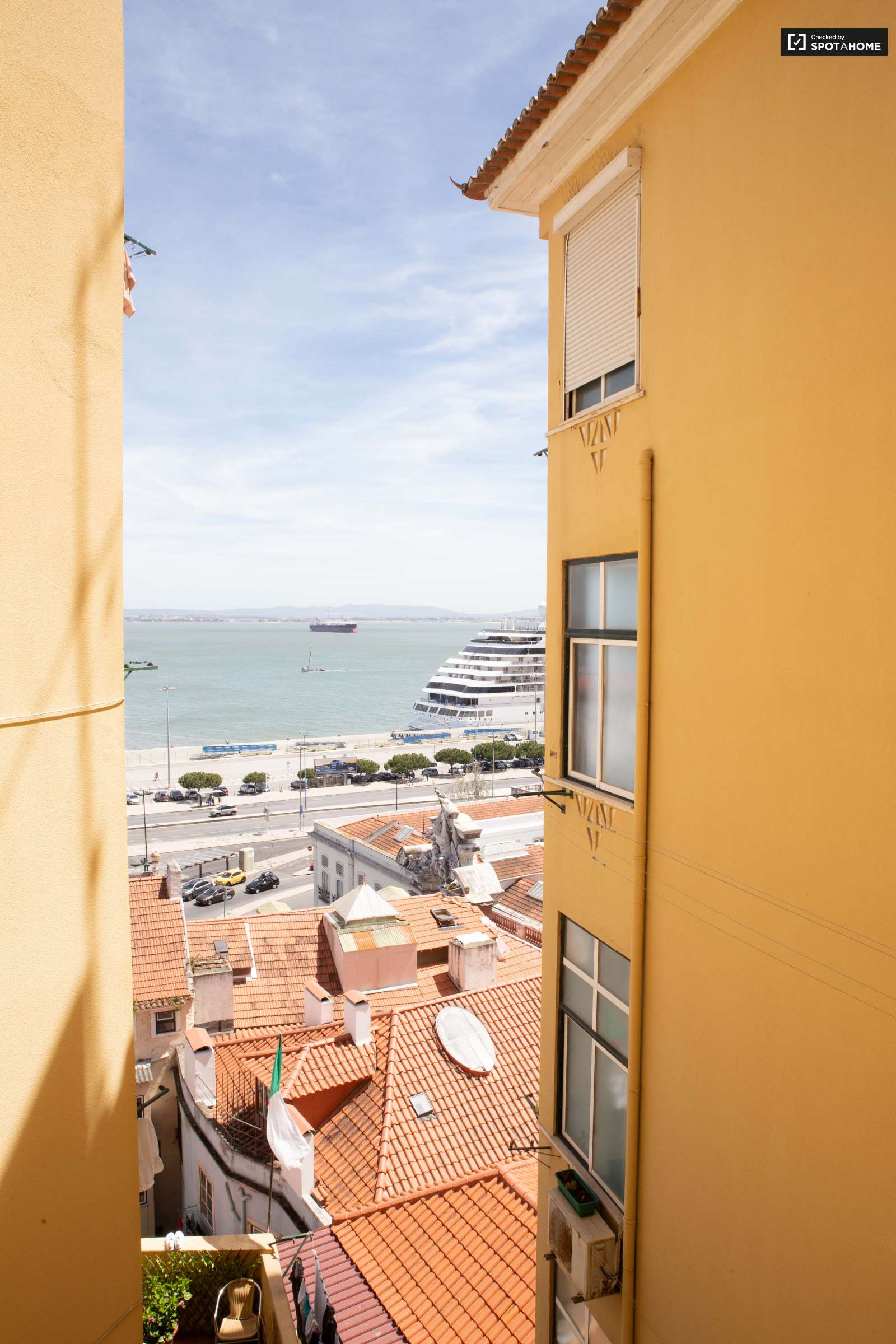 Renovated 3-bedroom apartment for rent in Graça e São Vicente