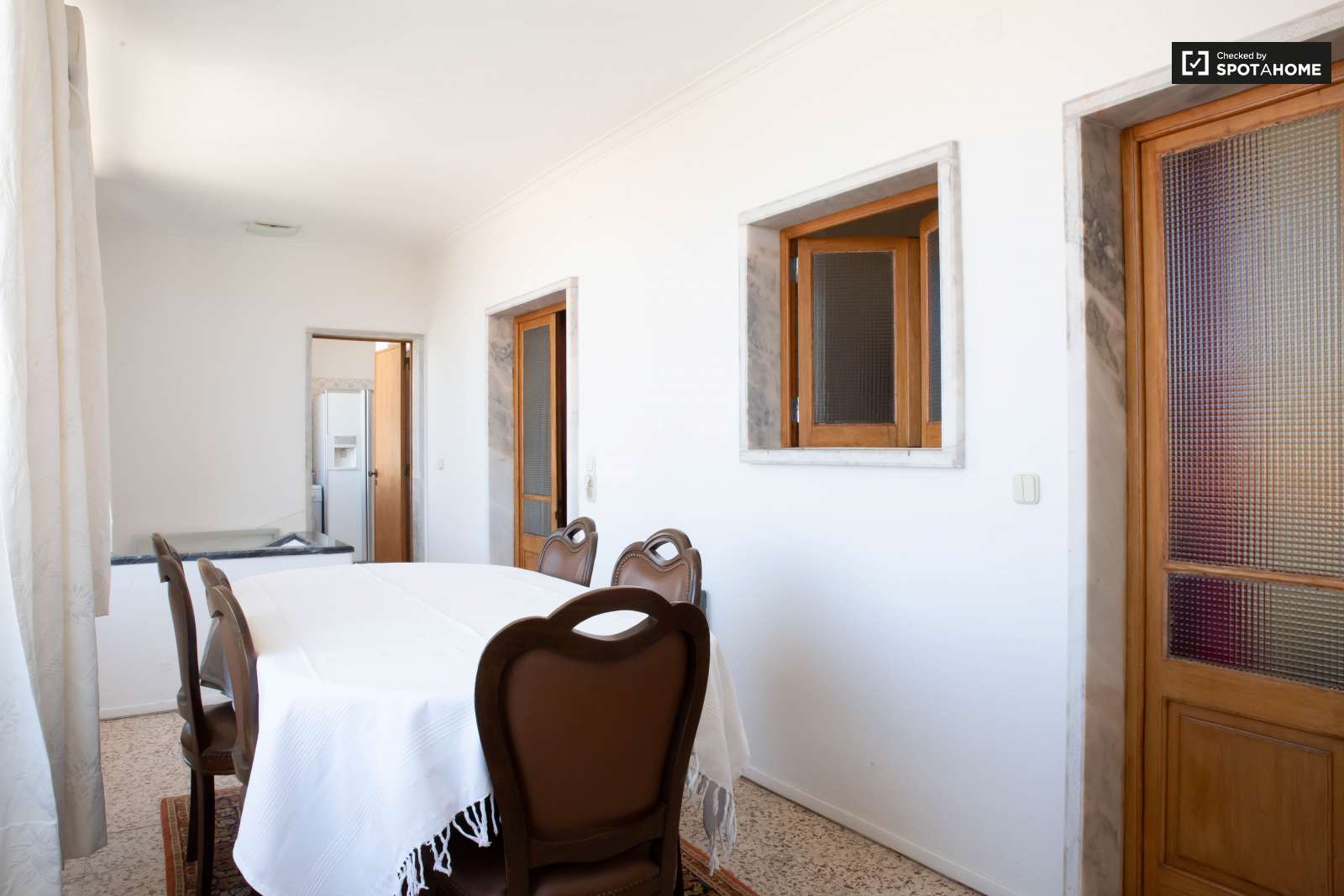 Double bed in Rooms for rent in charming 5-bedroom house in Estoril